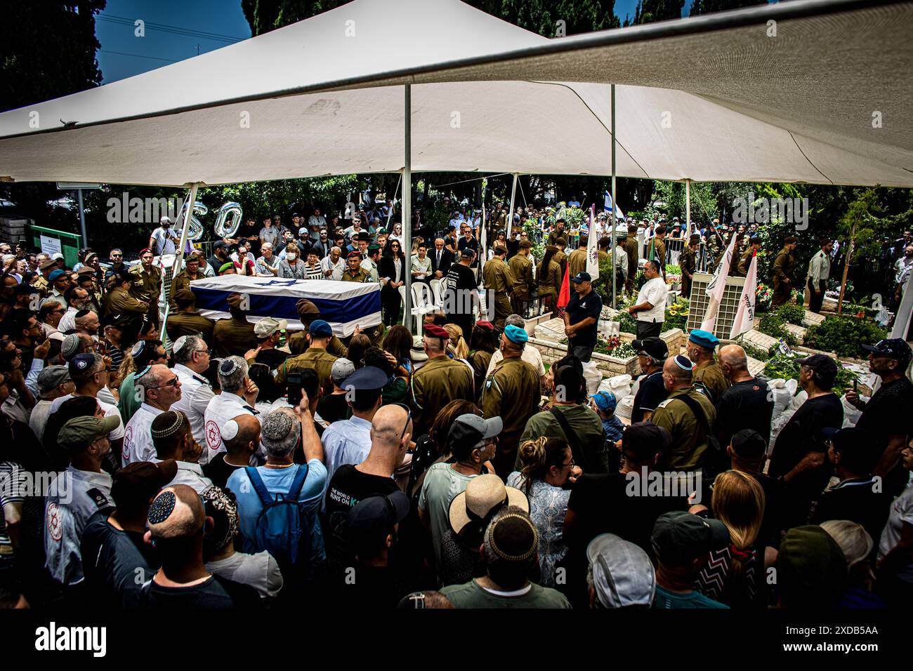 I lori si riuniscono intorno alla bara del soldato caduto Omer Smadga, durante il suo funerale al cimitero militare di Netanya venerdì 21 giugno 2024. Smadga è morto in combattimento con Hamas nella Striscia di Gaza giovedì. Suo padre, Oren, parlò sulla sua tomba e invitò l'IDF a continuare a combattere il più duramente possibile, 'sto dicendo ai soldati qui di tenere la testa alta. Continua ad andare il più duramente possibile. Non fermarti finché non vinciamo. Questo è il mio messaggio a chiunque combatta. AM Israel hai, Ó. Oren Smadga è la medaglia olimpica israeliana di judo alle Olimpiadi di Barcellona 1992 e l'attuale allenatore della squadra israeliana Foto Stock