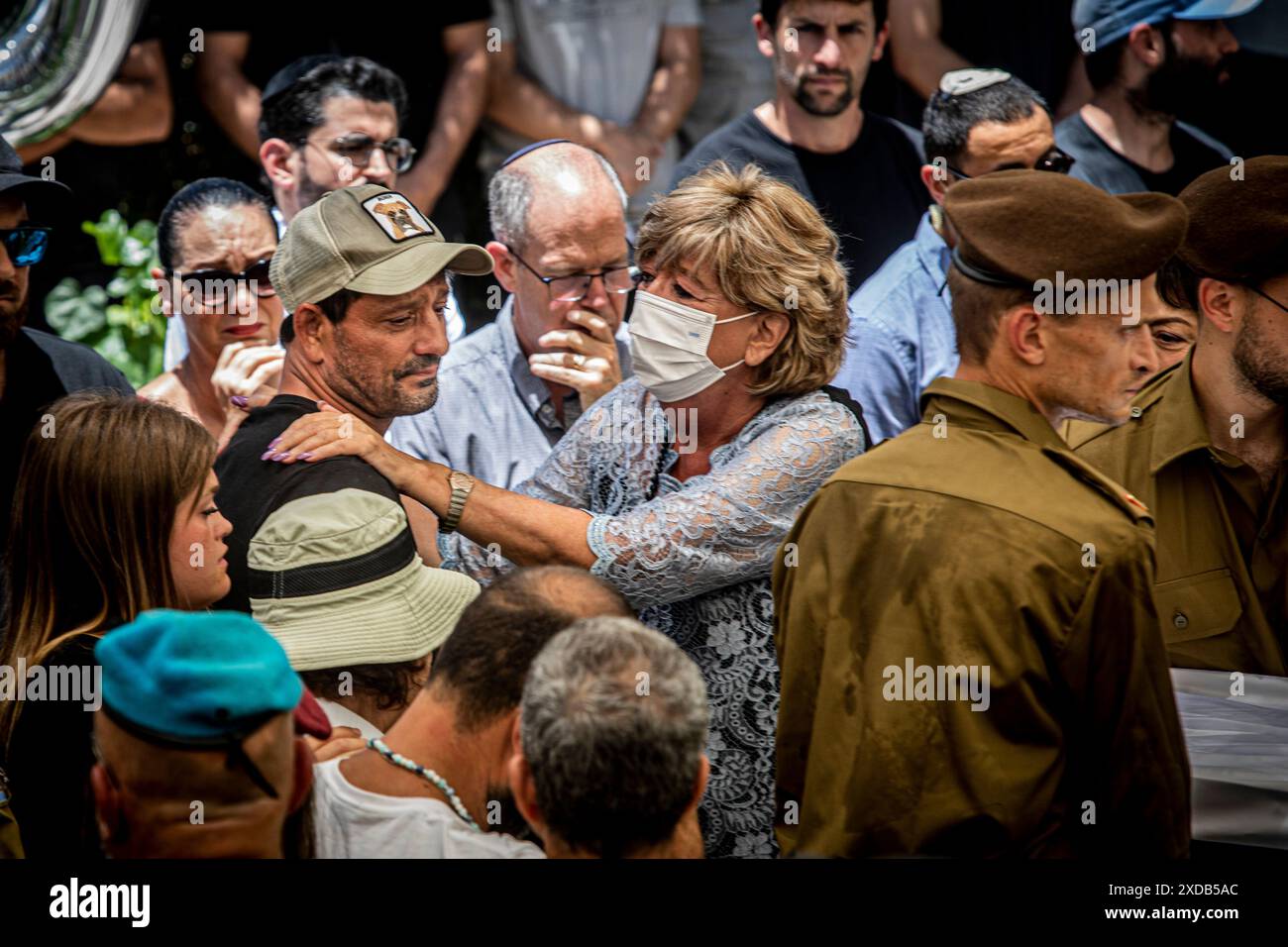 Oren Smadga, padre del soldato caduto Omer Smadga, guarda la sua bara di sonÕs durante il suo funerale al cimitero militare di Netanya venerdì 21 giugno 2024. Smadga è morto in combattimento con Hamas nella Striscia di Gaza giovedì. Suo padre, Oren, parlò sulla sua tomba e invitò l'IDF a continuare a combattere il più duramente possibile, 'sto dicendo ai soldati qui di tenere la testa alta. Continua ad andare il più duramente possibile. Non fermarti finché non vinciamo. Questo è il mio messaggio a chiunque combatta. AM Israel hai, Ó. Oren Smadga è la medaglia olimpica israeliana di judo alle Olimpiadi di Barcellona 1992 e l'attuale allenatore del Th Foto Stock