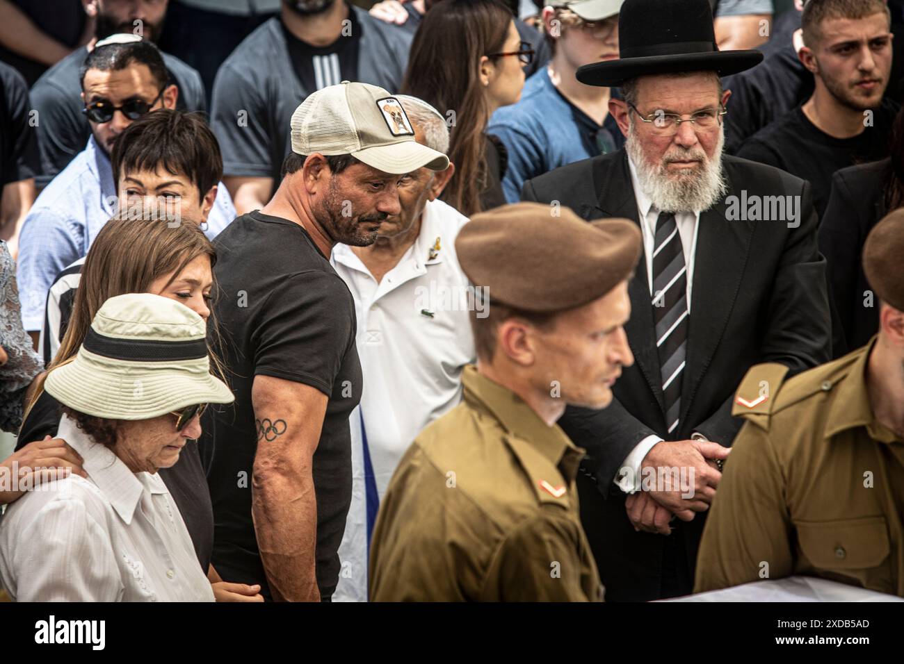 Oren Smadga, padre del soldato caduto Omer Smadga, guarda la sua bara di sonÕs durante il suo funerale al cimitero militare di Netanya venerdì 21 giugno 2024. Smadga è morto in combattimento con Hamas nella Striscia di Gaza giovedì. Suo padre, Oren, parlò sulla sua tomba e invitò l'IDF a continuare a combattere il più duramente possibile, 'sto dicendo ai soldati qui di tenere la testa alta. Continua ad andare il più duramente possibile. Non fermarti finché non vinciamo. Questo è il mio messaggio a chiunque combatta. AM Israel hai, Ó. Oren Smadga è la medaglia olimpica israeliana di judo alle Olimpiadi di Barcellona 1992 e l'attuale allenatore del Th Foto Stock