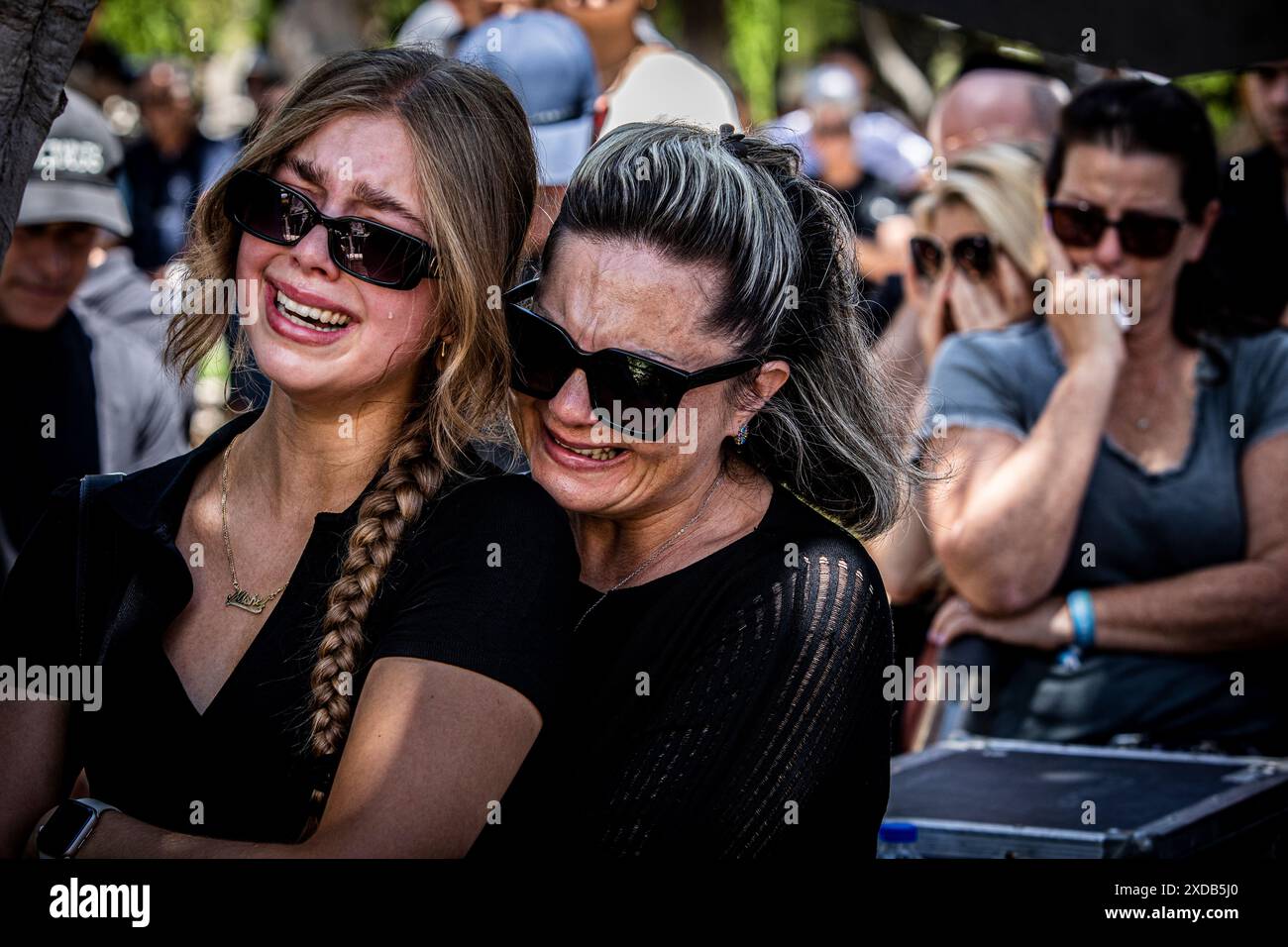 Piangono durante il funerale del soldato caduto Omer Smadga, al cimitero militare di Netanya venerdì 21 giugno 2024. Smadga è morto in combattimento con Hamas nella Striscia di Gaza giovedì. Suo padre, Oren, parlò sulla sua tomba e invitò l'IDF a continuare a combattere il più duramente possibile, 'sto dicendo ai soldati qui di tenere la testa alta. Continua ad andare il più duramente possibile. Non fermarti finché non vinciamo. Questo è il mio messaggio a chiunque combatta. AM Israel hai, Ó. Oren Smadga è la medaglia olimpica di judo israeliana alle Olimpiadi di Barcellona 1992 e l'attuale allenatore della squadra israeliana di judo, foto di Ey Foto Stock