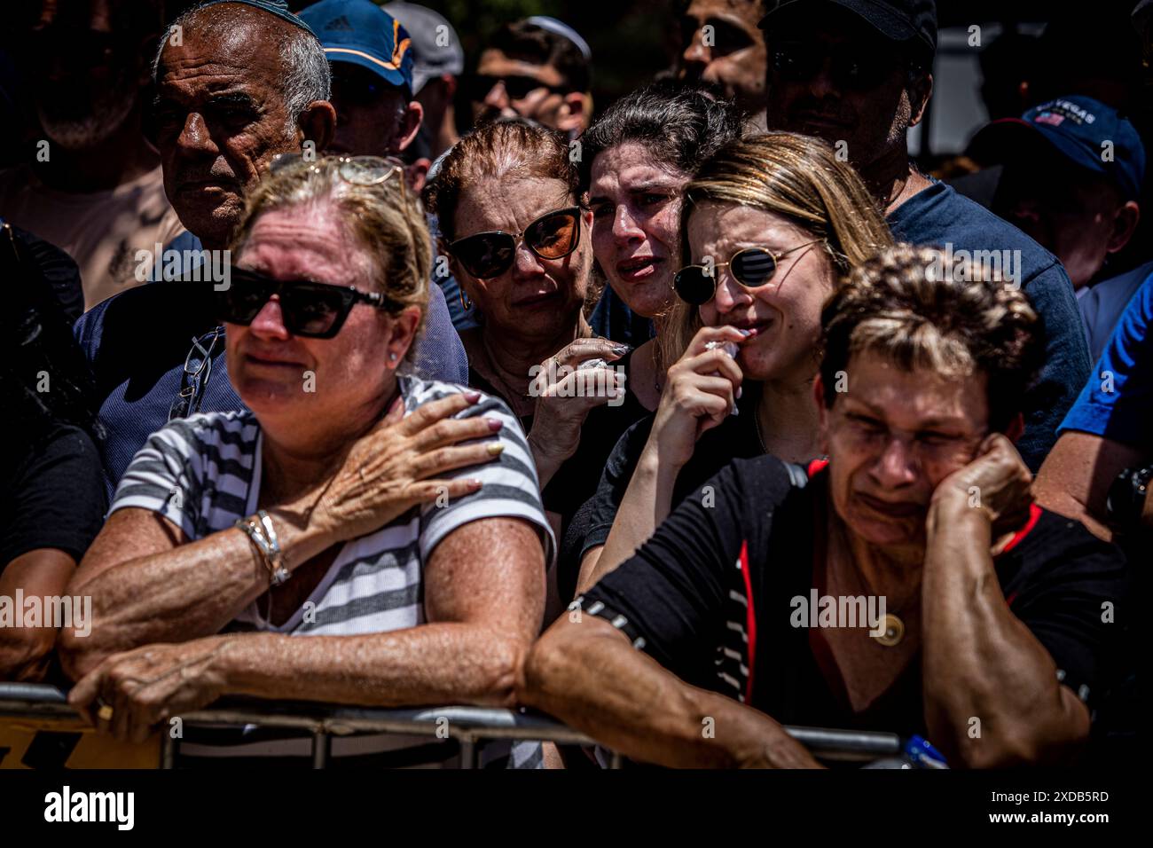 Piangono durante il funerale del soldato caduto Omer Smadga, al cimitero militare di Netanya venerdì 21 giugno 2024. Smadga è morto in combattimento con Hamas nella Striscia di Gaza giovedì. Suo padre, Oren, parlò sulla sua tomba e invitò l'IDF a continuare a combattere il più duramente possibile, 'sto dicendo ai soldati qui di tenere la testa alta. Continua ad andare il più duramente possibile. Non fermarti finché non vinciamo. Questo è il mio messaggio a chiunque combatta. AM Israel hai, Ó. Oren Smadga è la medaglia olimpica di judo israeliana alle Olimpiadi di Barcellona 1992 e l'attuale allenatore della squadra israeliana di judo, foto di Ey Foto Stock