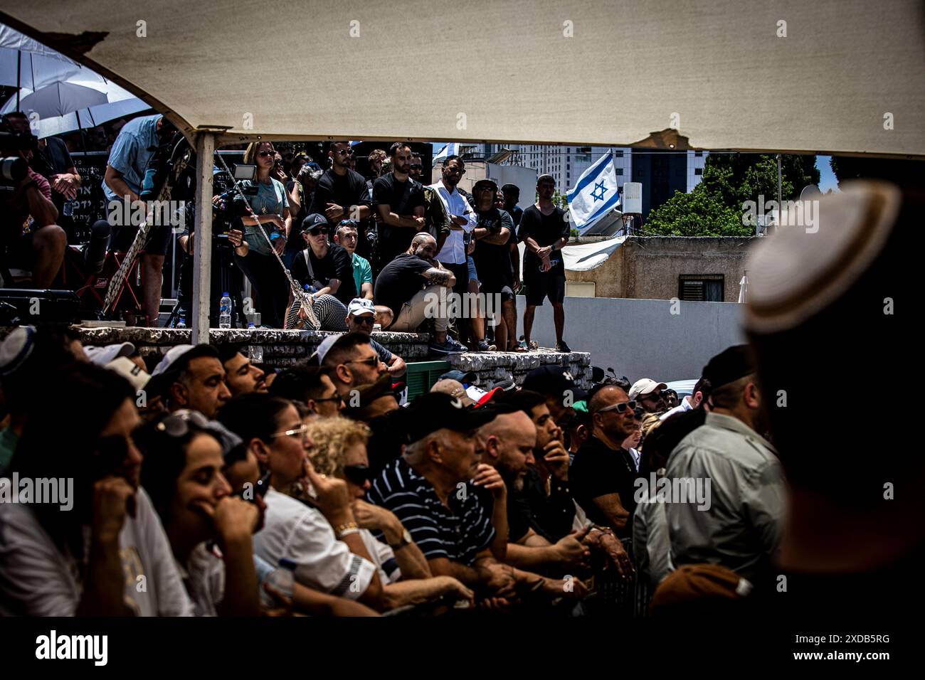 I lutti pagano il loro ultimo rispetto al funerale del soldato caduto Omer Smadga, al cimitero militare di Netanya venerdì 21 giugno 2024. Smadga è morto in combattimento con Hamas nella Striscia di Gaza giovedì. Suo padre, Oren, parlò sulla sua tomba e invitò l'IDF a continuare a combattere il più duramente possibile, 'sto dicendo ai soldati qui di tenere la testa alta. Continua ad andare il più duramente possibile. Non fermarti finché non vinciamo. Questo è il mio messaggio a chiunque combatta. AM Israel hai, Ó. Oren Smadga è la medaglia olimpica di judo israeliana alle Olimpiadi di Barcellona 1992 e l'attuale allenatore del tè judo israeliano Foto Stock