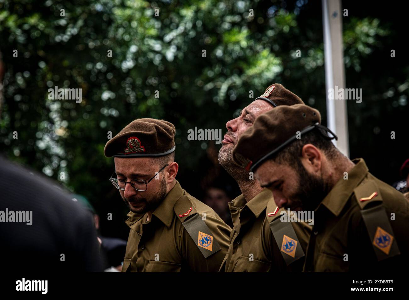 I soldati israeliani sono scoppiati in lacrime durante il funerale del soldato caduto Omer Smadga, al cimitero militare di Netanya venerdì 21 giugno 2024. Smadga è morto in combattimento con Hamas nella Striscia di Gaza giovedì. Suo padre, Oren, parlò sulla sua tomba e invitò l'IDF a continuare a combattere il più duramente possibile, 'sto dicendo ai soldati qui di tenere la testa alta. Continua ad andare il più duramente possibile. Non fermarti finché non vinciamo. Questo è il mio messaggio a chiunque combatta. AM Israel hai, Ó. Oren Smadga è la medaglia olimpica israeliana di judo alle Olimpiadi di Barcellona 1992 e l'attuale allenatore della j israeliana Foto Stock