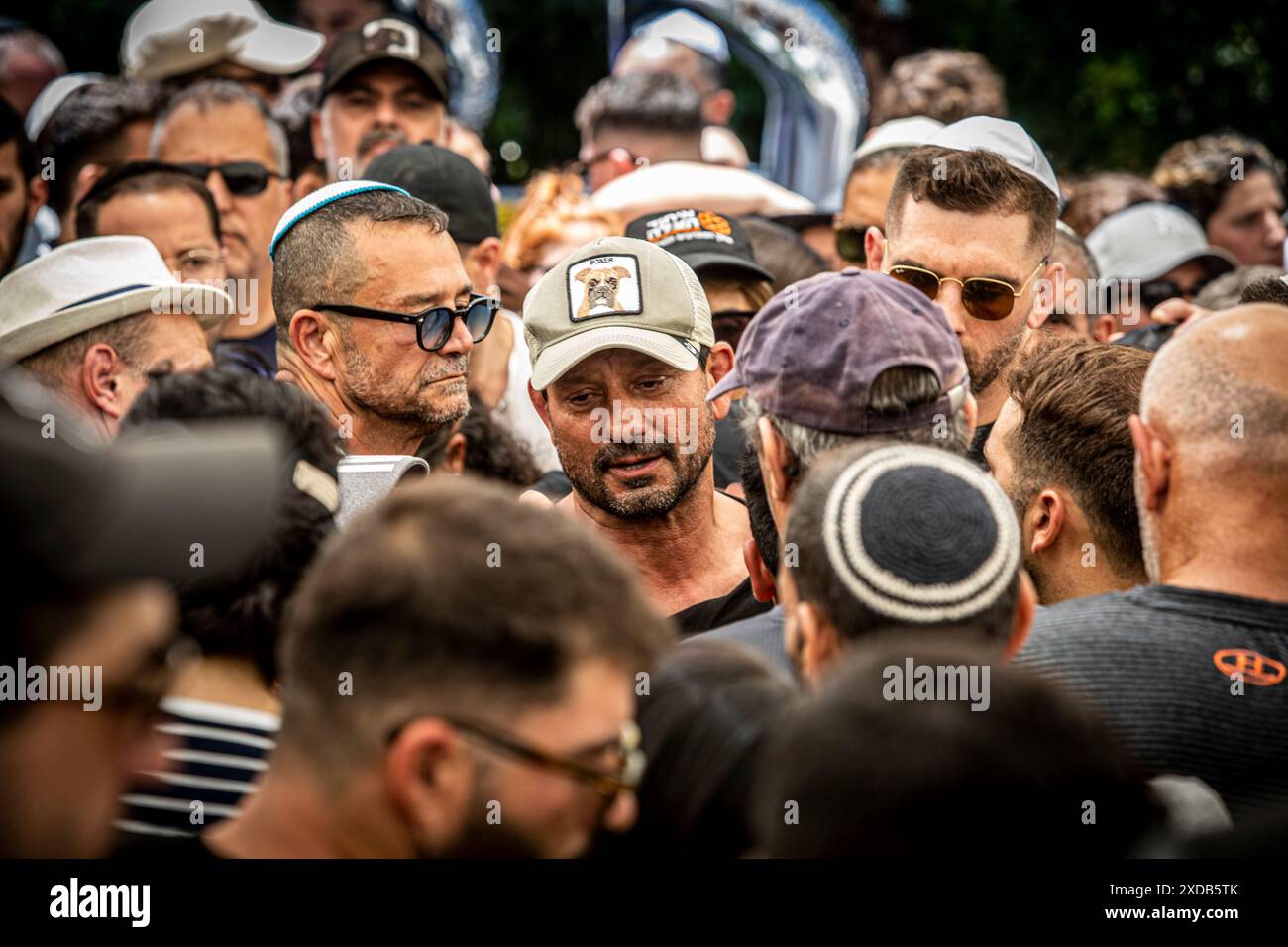 Piangere conforta Oren Smadga, padre del soldato caduto Omer Smadga, durante il suo funerale al cimitero militare di Netanya venerdì 21 giugno 2024. Smadga è morto in combattimento con Hamas nella Striscia di Gaza giovedì. Suo padre, Oren, parlò sulla sua tomba e invitò l'IDF a continuare a combattere il più duramente possibile, 'sto dicendo ai soldati qui di tenere la testa alta. Continua ad andare il più duramente possibile. Non fermarti finché non vinciamo. Questo è il mio messaggio a chiunque combatta. AM Israel hai, Ó. Oren Smadga è la medaglia olimpica israeliana di judo alle Olimpiadi di Barcellona 1992 e l'attuale allenatore di Foto Stock