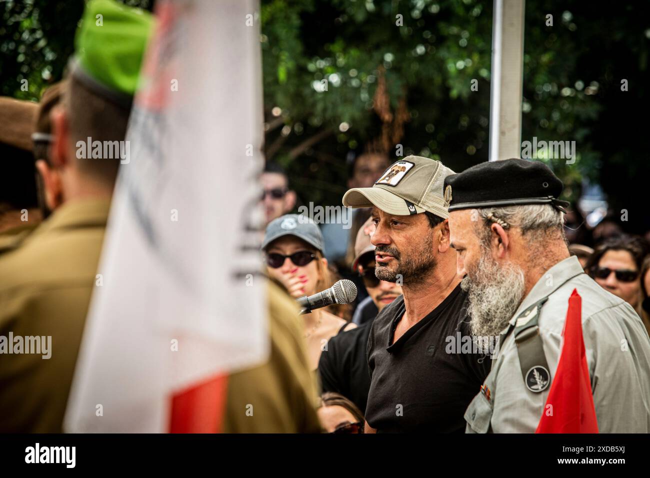 Oren Smadga, ( secondo da destra) padre del soldato caduto Omer Smadga, parla, durante il suo funerale al cimitero militare di Netanya venerdì 21 giugno 2024. Smadga è morto in combattimento con Hamas nella Striscia di Gaza giovedì. Suo padre, Oren, parlò sulla sua tomba e invitò l'IDF a continuare a combattere il più duramente possibile, 'sto dicendo ai soldati qui di tenere la testa alta. Continua ad andare il più duramente possibile. Non fermarti finché non vinciamo. Questo è il mio messaggio a chiunque combatta. AM Israel hai, Ó. Oren Smadga è la medaglia olimpica israeliana di judo alle Olimpiadi di Barcellona 1992 e l'attuale allenatore Foto Stock
