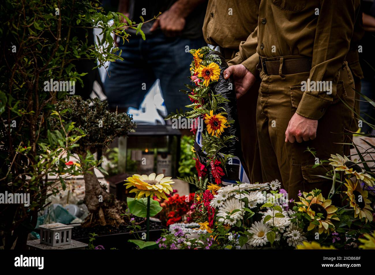 I soldati israeliani trasportano ghirlande durante il funerale del soldato caduto Omer Smadga, presso il cimitero militare di Netanya venerdì 21 giugno 2024. Smadga è morto in combattimento con Hamas nella Striscia di Gaza giovedì. Suo padre, Oren, parlò sulla sua tomba e invitò l'IDF a continuare a combattere il più duramente possibile, 'sto dicendo ai soldati qui di tenere la testa alta. Continua ad andare il più duramente possibile. Non fermarti finché non vinciamo. Questo è il mio messaggio a chiunque combatta. AM Israel hai, Ó. Oren Smadga è la medaglia olimpica israeliana di judo alle Olimpiadi di Barcellona 1992 e l'attuale allenatore del judo israeliano Foto Stock