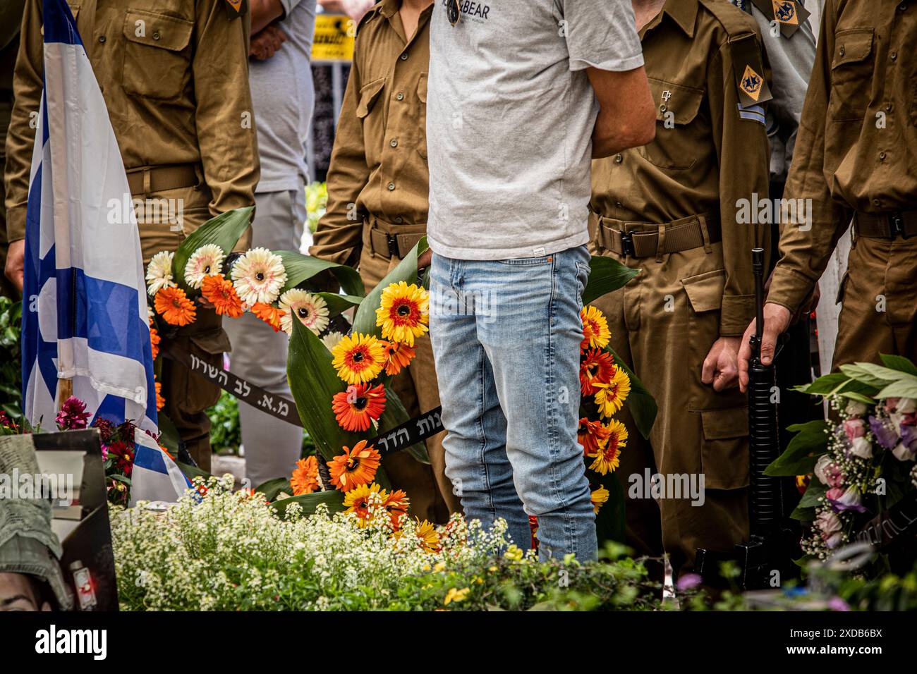 I soldati israeliani trasportano ghirlande durante il funerale del soldato caduto Omer Smadga, presso il cimitero militare di Netanya venerdì 21 giugno 2024. Smadga è morto in combattimento con Hamas nella Striscia di Gaza giovedì. Suo padre, Oren, parlò sulla sua tomba e invitò l'IDF a continuare a combattere il più duramente possibile, 'sto dicendo ai soldati qui di tenere la testa alta. Continua ad andare il più duramente possibile. Non fermarti finché non vinciamo. Questo è il mio messaggio a chiunque combatta. AM Israel hai, Ó. Oren Smadga è la medaglia olimpica israeliana di judo alle Olimpiadi di Barcellona 1992 e l'attuale allenatore del judo israeliano Foto Stock