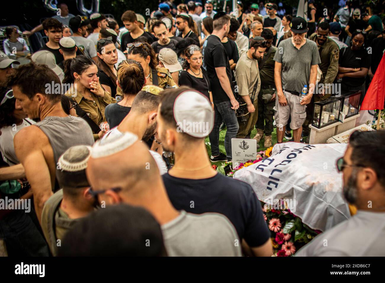 I lori si riuniscono intorno alla tomba del soldato caduto Omer Smadga, durante il suo funerale al cimitero militare di Netanya venerdì 21 giugno 2024. Smadga è morto in combattimento con Hamas nella Striscia di Gaza giovedì. Suo padre, Oren, parlò sulla sua tomba e invitò l'IDF a continuare a combattere il più duramente possibile, 'sto dicendo ai soldati qui di tenere la testa alta. Continua ad andare il più duramente possibile. Non fermarti finché non vinciamo. Questo è il mio messaggio a chiunque combatta. AM Israel hai, Ó. Oren Smadga è la medaglia olimpica israeliana di judo alle Olimpiadi di Barcellona 1992 e l'attuale allenatore del ju israeliano Foto Stock