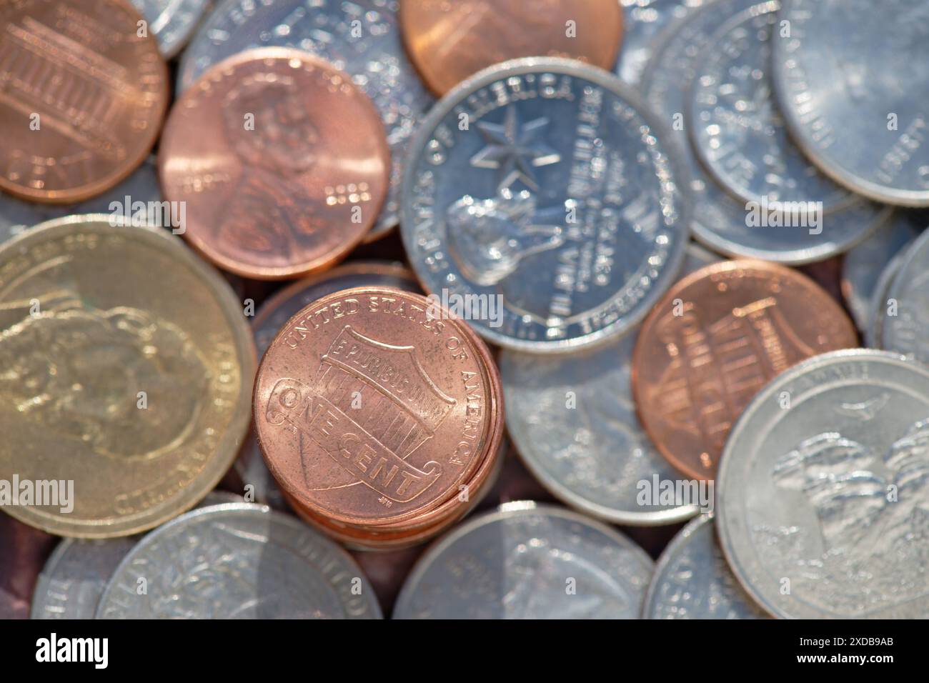 Primo piano sullo sfondo delle monete americane, concentrazione selettiva. Concentrati sulla moneta da un centesimo Foto Stock