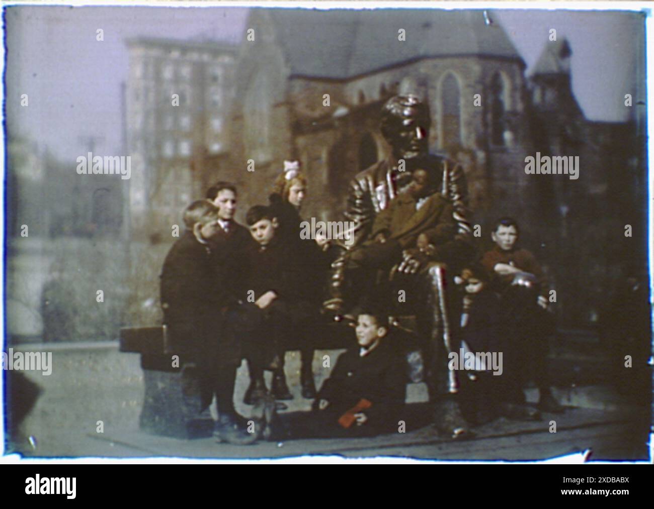 Bambini seduti su o accanto a una statua di Abraham Lincoln di Gutzon Borglum. Collezione fotografica Genthe. Foto Stock