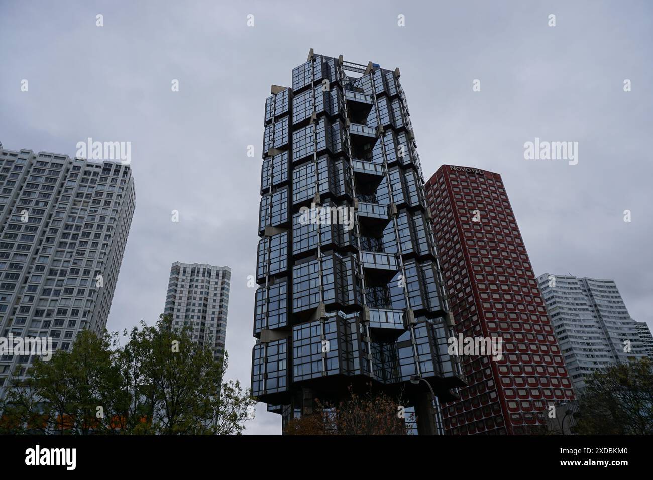 Edifici insoliti e colorati a Parigi in Francia Foto Stock