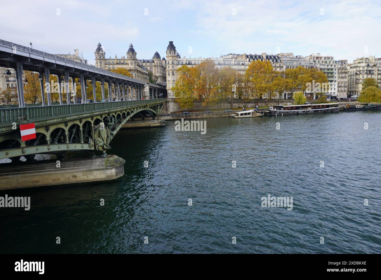 il fiume senna con chiatte nel centro di parigi in francia con il ponte bir hakeim e la metropolitana Foto Stock