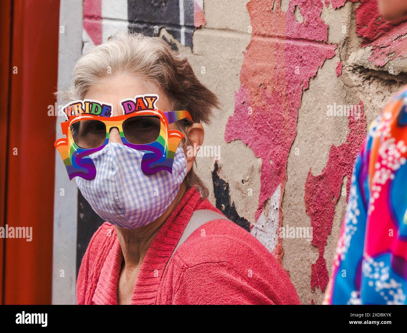 Donna caucasica anziana, donna anziana che indossa occhiali arcobaleno maschera in costume alla parata celebrativa del Pride nottingham festival lgbtq, Foto Stock