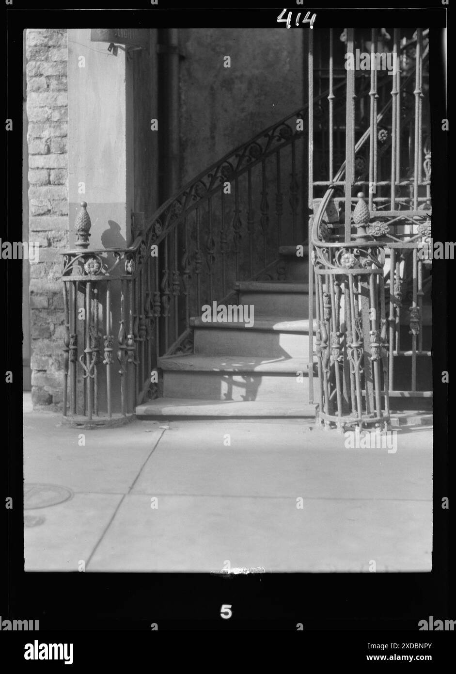 Scala d'ingresso della Victor David House (le Petit Salon), 620 St. Peter Street, New Orleans. Collezione fotografica Genthe. Foto Stock