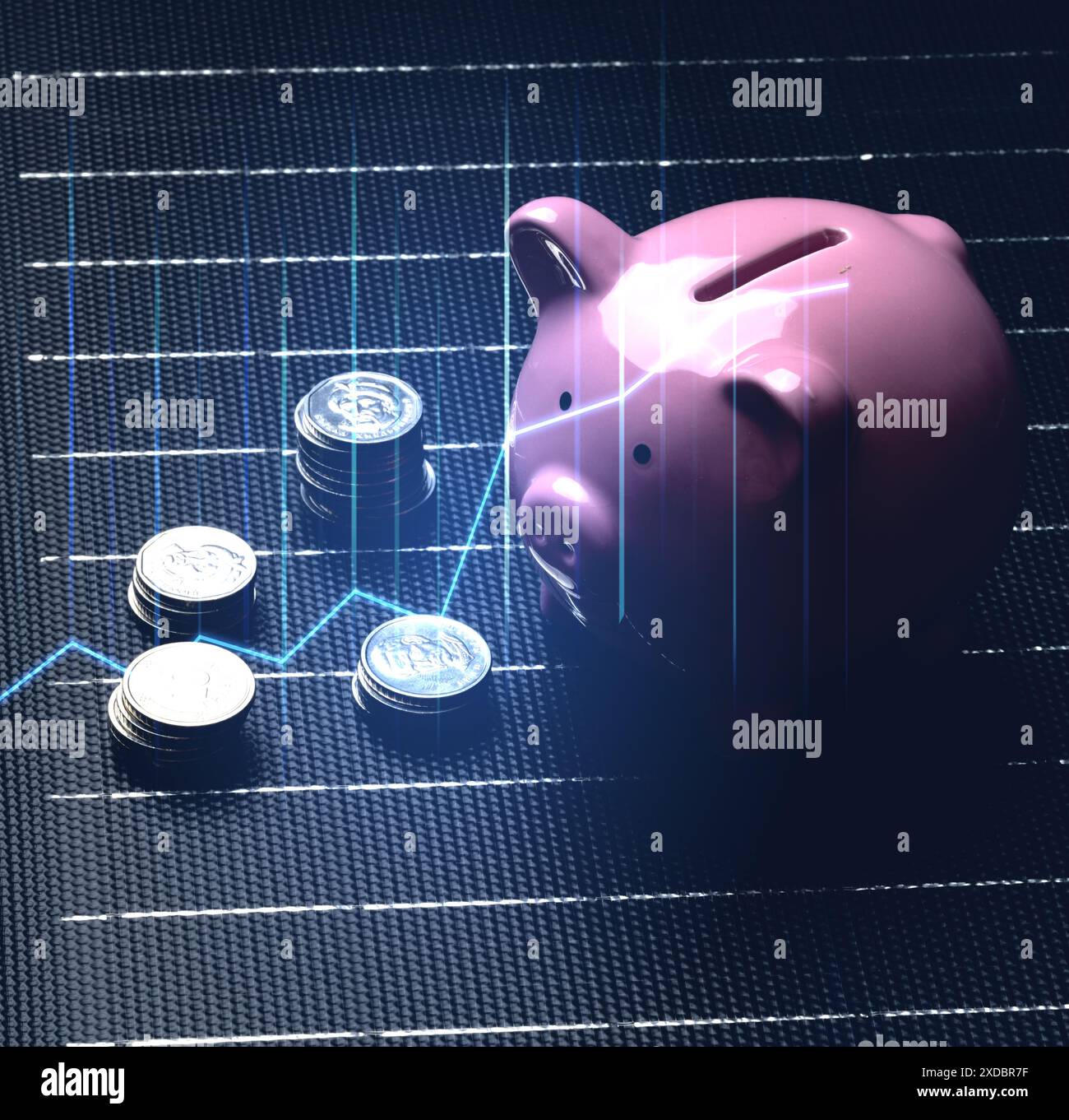 Una pila di monete e un salvadanaio in ceramica si trovano su un pannello solare, un grafico che mostra i risparmi quando si utilizza energia elettrica rinnovabile Foto Stock