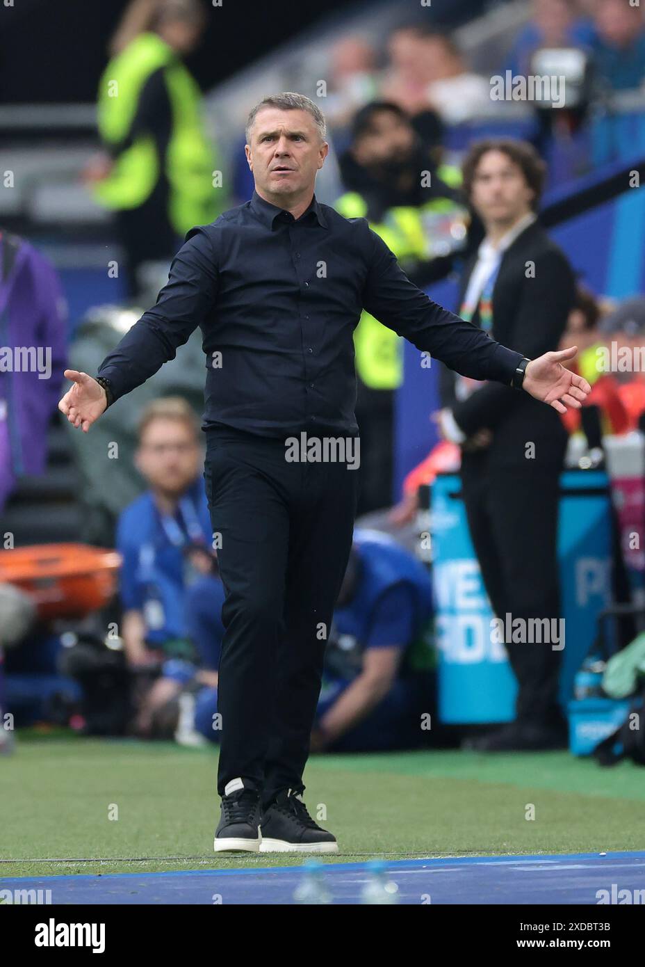 Dusseldorf, Germania. 21 giugno 2024. Serhiy Rebrov allenatore dell'Ucraina reagisce durante la partita dei Campionati europei UEFA alla Dusseldorf Arena di Dusseldorf. Il credito per immagini dovrebbe essere: Jonathan Moscrop/Sportimage Credit: Sportimage Ltd/Alamy Live News Foto Stock