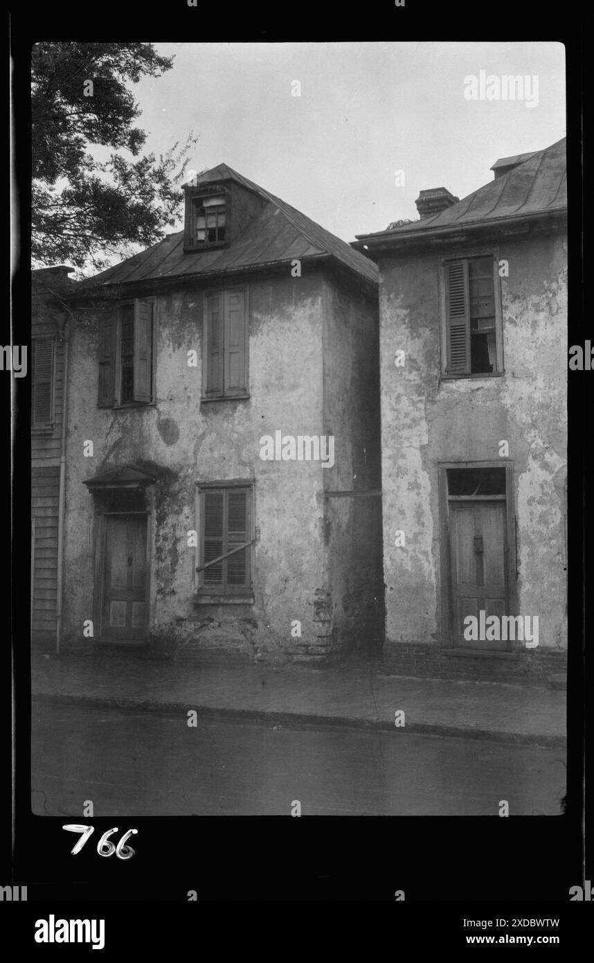 Facciate di case a due piani, [Alexander Peronneau Tenements, 141 Church Street, situato nel quartiere francese di Charleston], Charleston, South Carolina. Collezione fotografica Genthe. Foto Stock