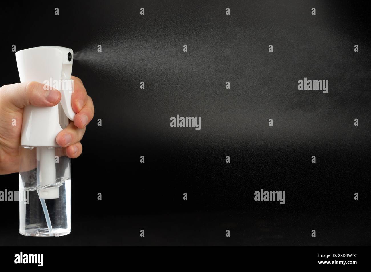 Flacone in plastica con pompa dell'acqua con vista laterale isolata su sfondo nero studio Foto Stock