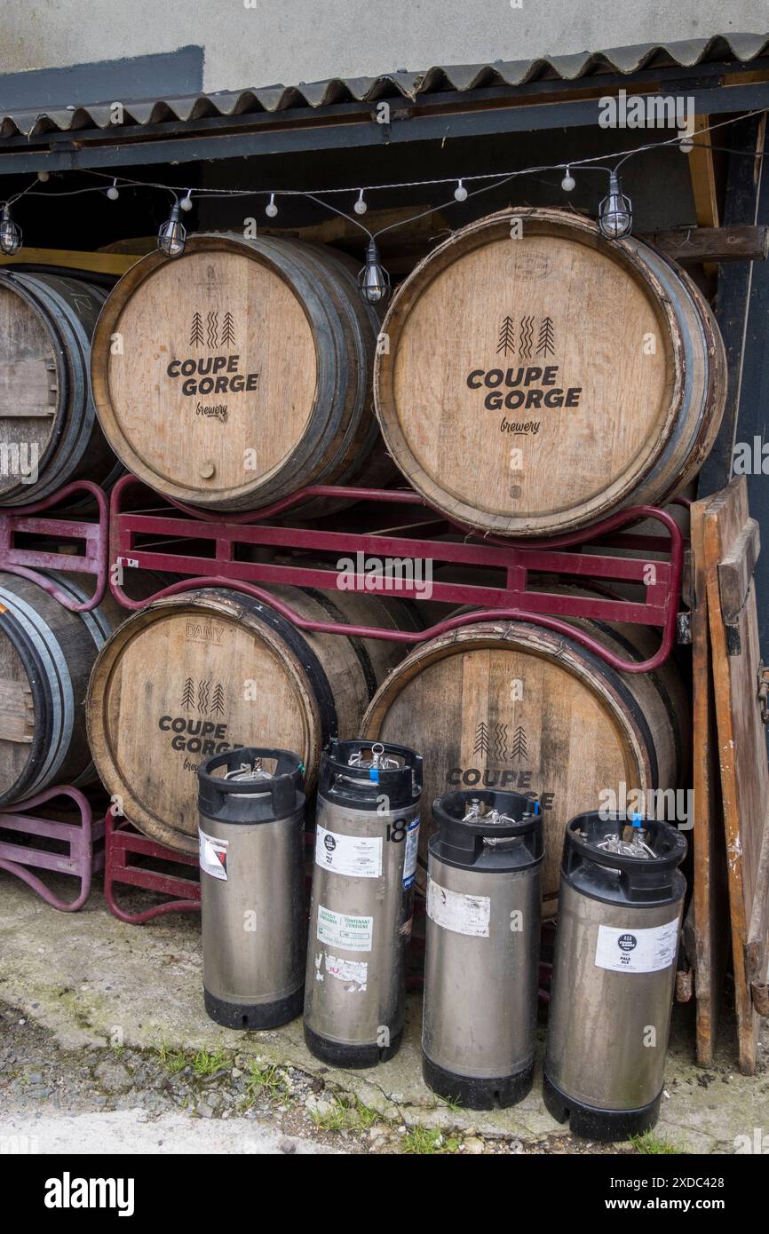 Francia, Normandia, Svizzera Normande e Cingal, Saint-Laurent-de-Condel. Coupe Gorge Microbrasserie & Pub nel villaggio. Birreria artigianale locale. Foto Stock