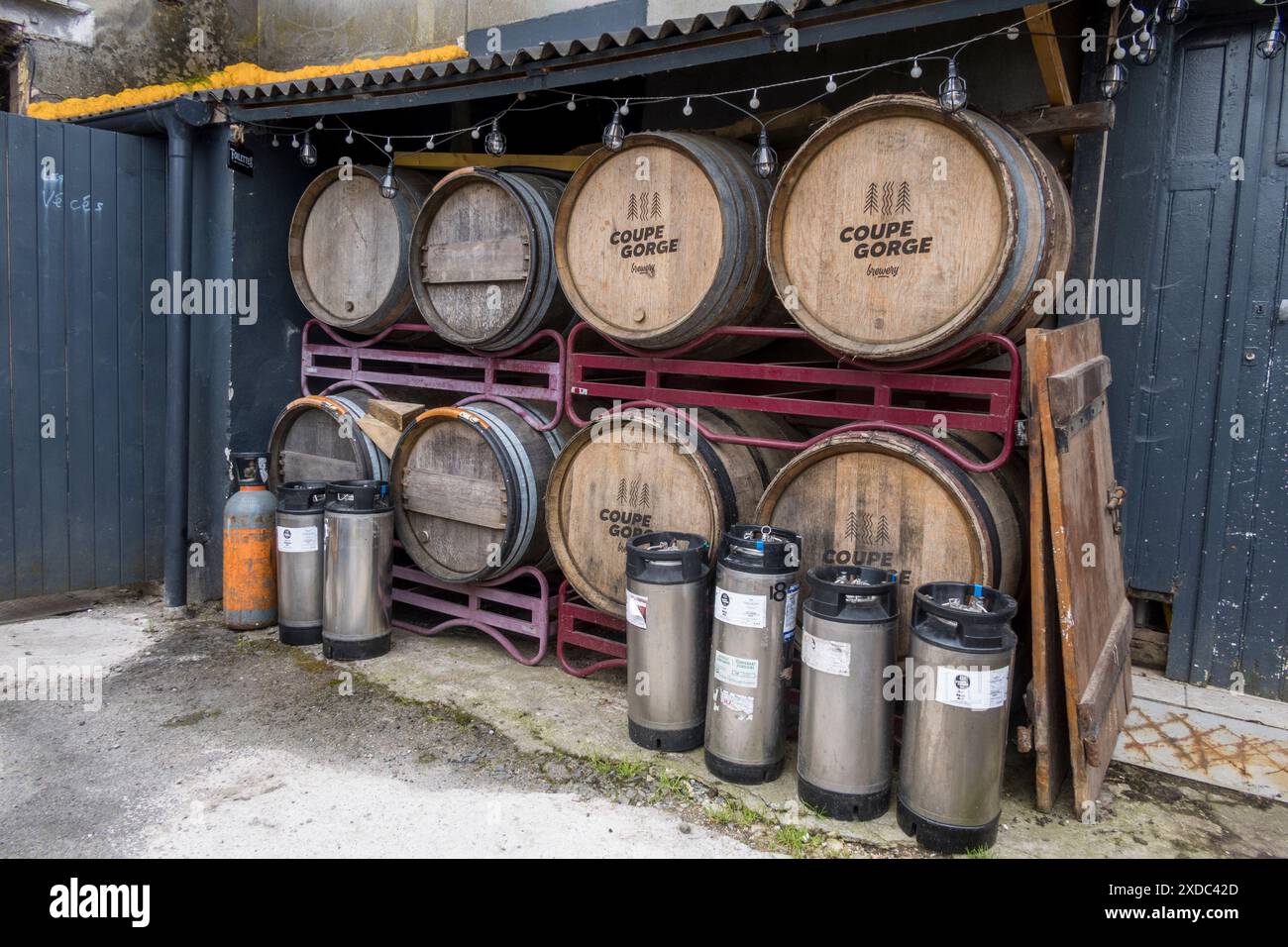 Francia, Normandia, Svizzera Normande e Cingal, Saint-Laurent-de-Condel. Coupe Gorge Microbrasserie & Pub nel villaggio. Birreria artigianale locale. Foto Stock