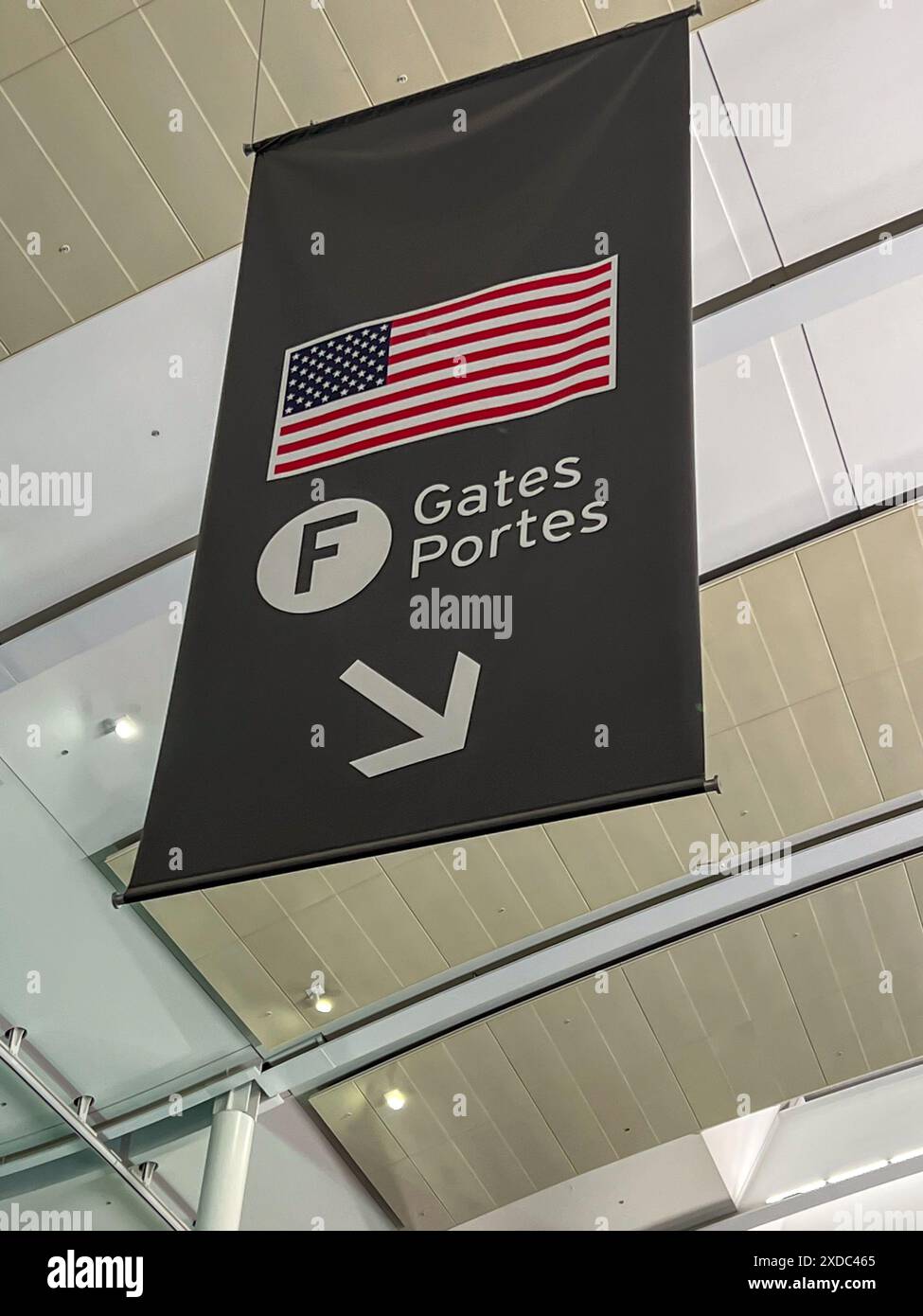 Houston, Texas, USA - 1 aprile 2024: Un cartello con le indicazioni per il Gate F verso gli Stati Uniti in un aeroporto. Houston, Texas, Stati Uniti. Foto Stock