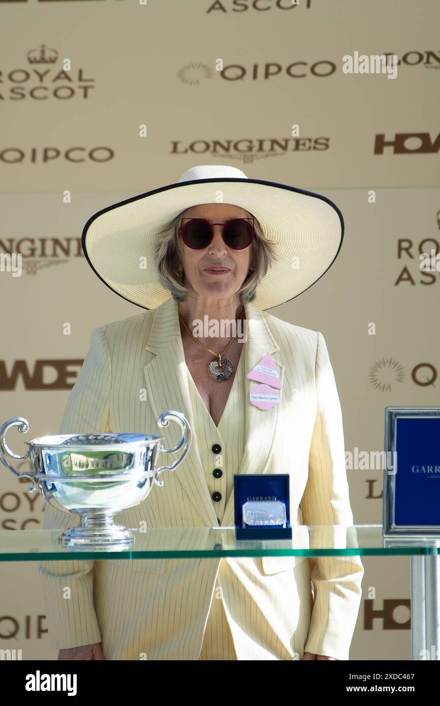 Ascot, Regno Unito. 21 giugno 2024. La presentazione dei vincitori di Sandringham Stakes è stata fatta dall'attrice e scrittrice Dame Maureen Lipman. Cavallo Soprano guidato dal fantino diciottenne Billy Loughnane ha vinto il Sandringham Stakes al Royal Ascot. Proprietari Highclere Thoroughbred Racing - da Vinci, allenatore George Boughey, Newmarket. Questa è la seconda vittoria del Royal Ascot questa settimana per il fantino Billy Loughnane, che è stato anche incoronato apprendista Jockey of the Year nel 2023. Crediti: Maureen McLean/Alamy Live News Foto Stock Ascot, Regno Unito. 21 giugno 2024. La presentazione dei vincitori di Sandringham Stakes è stata fatta dall'attrice e scrittrice Dame Maureen Lipman. Cavallo Soprano guidato dal fantino diciottenne Billy Loughnane ha vinto il Sandringham Stakes al Royal Ascot. Proprietari Highclere Thoroughbred Racing - da Vinci, allenatore George Boughey, Newmarket. Questa è la seconda vittoria del Royal Ascot questa settimana per il fantino Billy Loughnane, che è stato anche incoronato apprendista Jockey of the Year nel 2023. Crediti: Maureen McLean/Alamy Live News Foto Stock