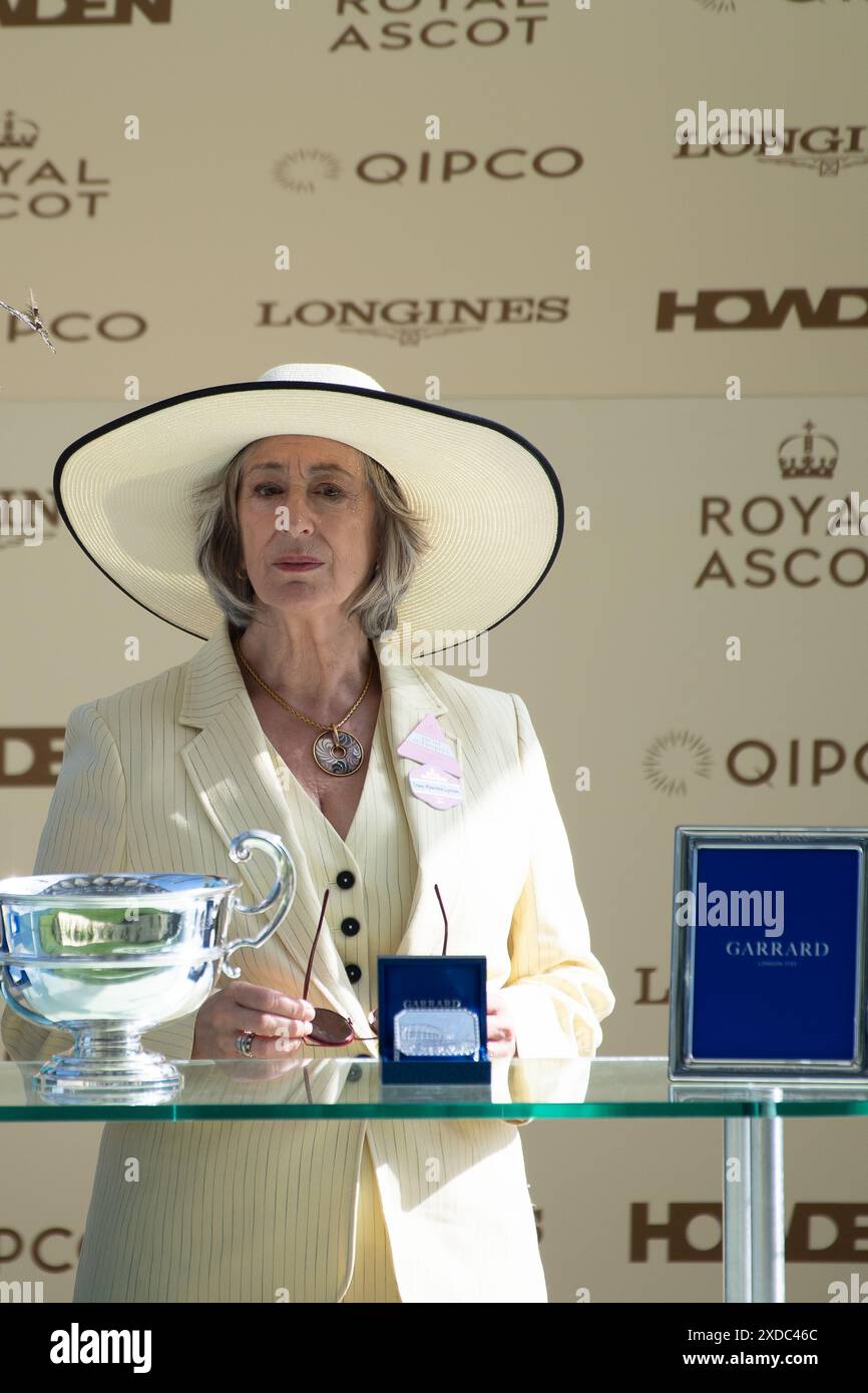 Ascot, Regno Unito. 21 giugno 2024. La presentazione dei vincitori di Sandringham Stakes è stata fatta dall'attrice e scrittrice Dame Maureen Lipman. Cavallo Soprano guidato dal fantino diciottenne Billy Loughnane ha vinto il Sandringham Stakes al Royal Ascot. Proprietari Highclere Thoroughbred Racing - da Vinci, allenatore George Boughey, Newmarket. Questa è la seconda vittoria del Royal Ascot questa settimana per il fantino Billy Loughnane, che è stato anche incoronato apprendista Jockey of the Year nel 2023. Crediti: Maureen McLean/Alamy Live News Foto Stock Ascot, Regno Unito. 21 giugno 2024. La presentazione dei vincitori di Sandringham Stakes è stata fatta dall'attrice e scrittrice Dame Maureen Lipman. Cavallo Soprano guidato dal fantino diciottenne Billy Loughnane ha vinto il Sandringham Stakes al Royal Ascot. Proprietari Highclere Thoroughbred Racing - da Vinci, allenatore George Boughey, Newmarket. Questa è la seconda vittoria del Royal Ascot questa settimana per il fantino Billy Loughnane, che è stato anche incoronato apprendista Jockey of the Year nel 2023. Crediti: Maureen McLean/Alamy Live News Foto Stock