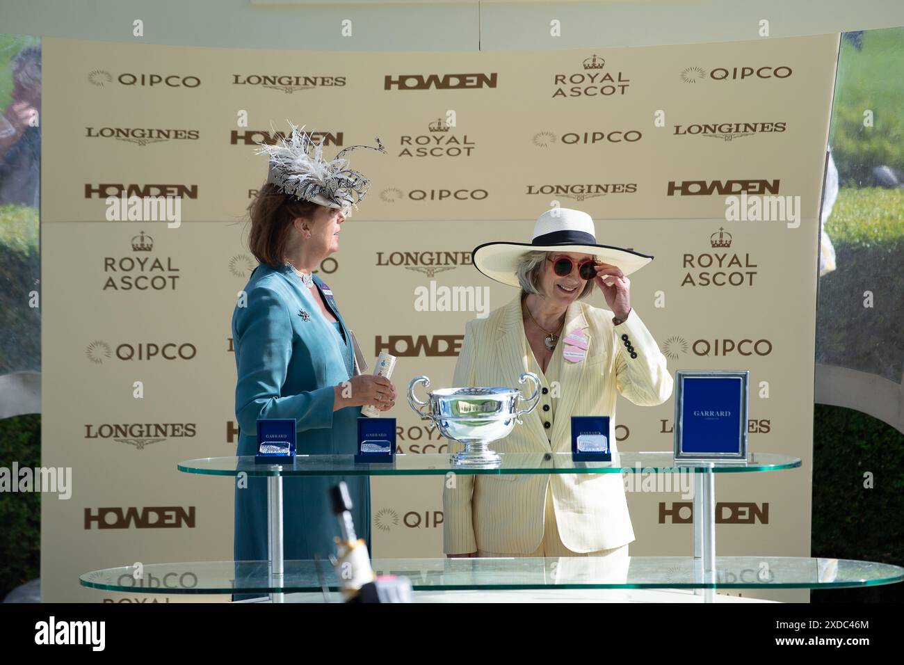 Ascot, Regno Unito. 21 giugno 2024. La presentazione dei vincitori di Sandringham Stakes è stata fatta dall'attrice e scrittrice Dame Maureen Lipman. Cavallo Soprano guidato dal fantino diciottenne Billy Loughnane ha vinto il Sandringham Stakes al Royal Ascot. Proprietari Highclere Thoroughbred Racing - da Vinci, allenatore George Boughey, Newmarket. Questa è la seconda vittoria del Royal Ascot questa settimana per il fantino Billy Loughnane, che è stato anche incoronato apprendista Jockey of the Year nel 2023. Crediti: Maureen McLean/Alamy Live News Foto Stock Ascot, Regno Unito. 21 giugno 2024. La presentazione dei vincitori di Sandringham Stakes è stata fatta dall'attrice e scrittrice Dame Maureen Lipman. Cavallo Soprano guidato dal fantino diciottenne Billy Loughnane ha vinto il Sandringham Stakes al Royal Ascot. Proprietari Highclere Thoroughbred Racing - da Vinci, allenatore George Boughey, Newmarket. Questa è la seconda vittoria del Royal Ascot questa settimana per il fantino Billy Loughnane, che è stato anche incoronato apprendista Jockey of the Year nel 2023. Crediti: Maureen McLean/Alamy Live News Foto Stock