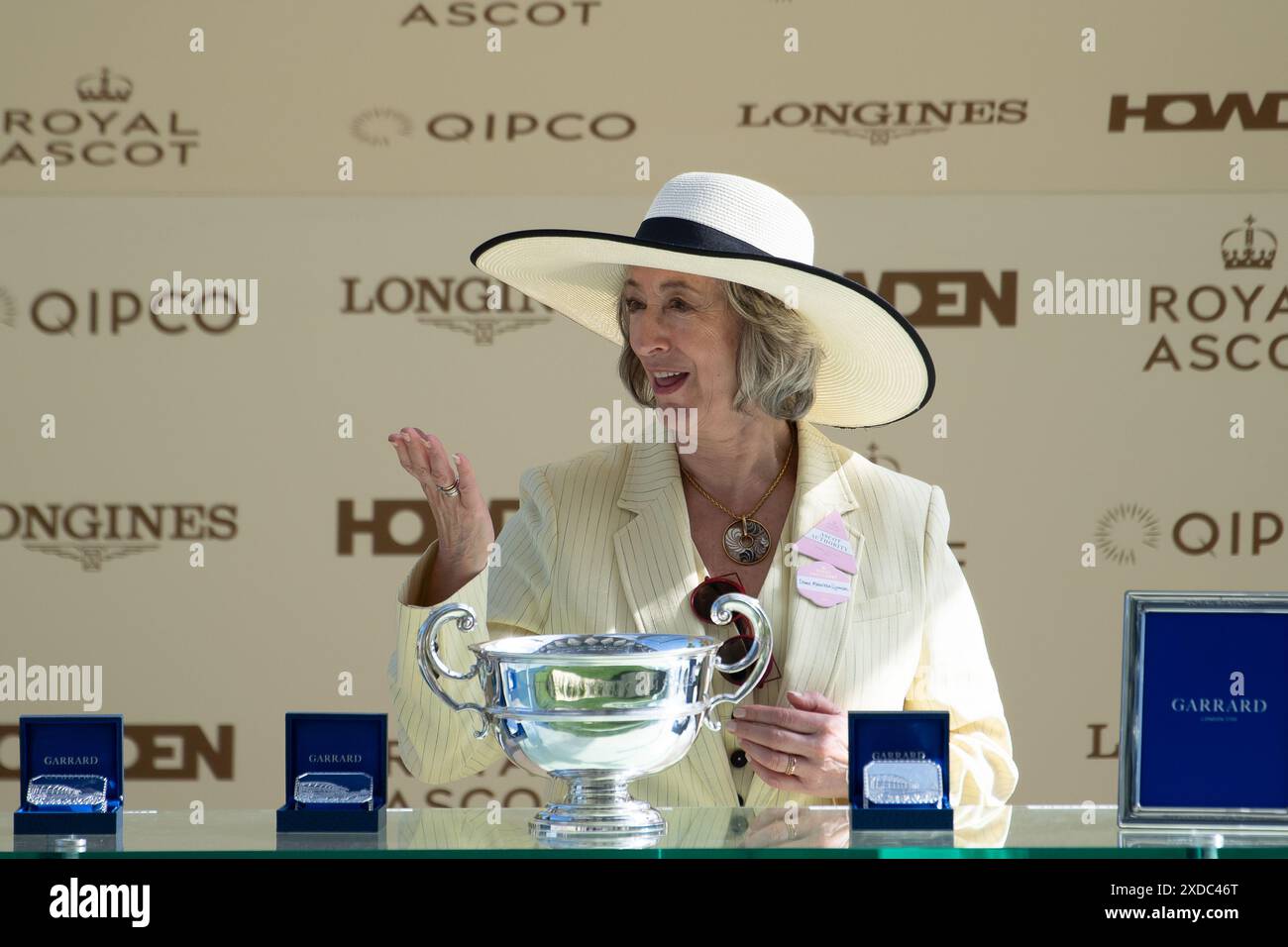 Ascot, Regno Unito. 21 giugno 2024. La presentazione dei vincitori di Sandringham Stakes è stata fatta dall'attrice e scrittrice Dame Maureen Lipman. Cavallo Soprano guidato dal fantino diciottenne Billy Loughnane ha vinto il Sandringham Stakes al Royal Ascot. Proprietari Highclere Thoroughbred Racing - da Vinci, allenatore George Boughey, Newmarket. Questa è la seconda vittoria del Royal Ascot questa settimana per il fantino Billy Loughnane, che è stato anche incoronato apprendista Jockey of the Year nel 2023. Crediti: Maureen McLean/Alamy Live News Foto Stock Ascot, Regno Unito. 21 giugno 2024. La presentazione dei vincitori di Sandringham Stakes è stata fatta dall'attrice e scrittrice Dame Maureen Lipman. Cavallo Soprano guidato dal fantino diciottenne Billy Loughnane ha vinto il Sandringham Stakes al Royal Ascot. Proprietari Highclere Thoroughbred Racing - da Vinci, allenatore George Boughey, Newmarket. Questa è la seconda vittoria del Royal Ascot questa settimana per il fantino Billy Loughnane, che è stato anche incoronato apprendista Jockey of the Year nel 2023. Crediti: Maureen McLean/Alamy Live News Foto Stock