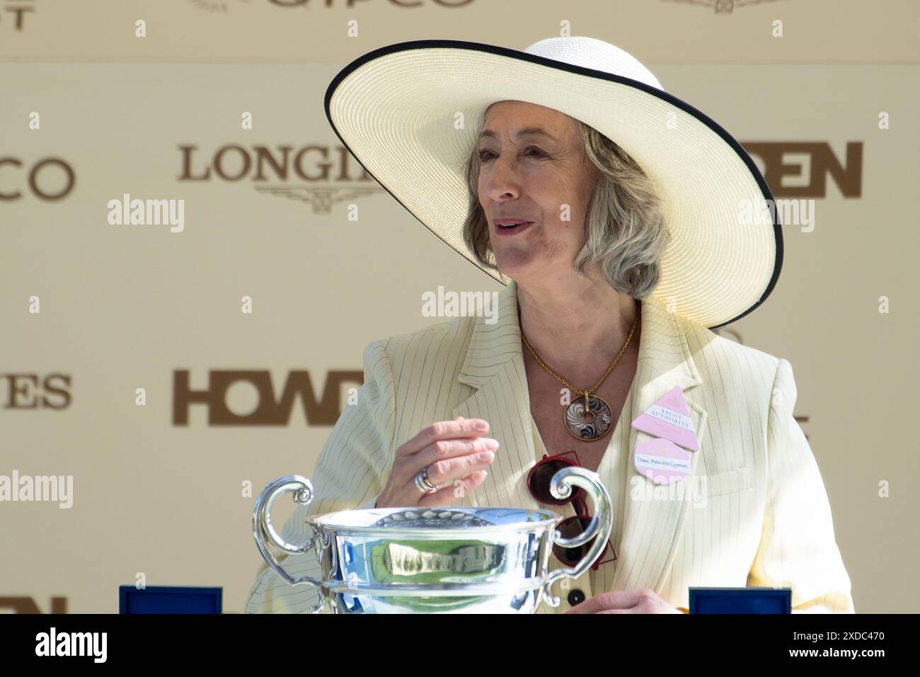 Ascot, Regno Unito. 21 giugno 2024. La presentazione dei vincitori di Sandringham Stakes è stata fatta dall'attrice e scrittrice Dame Maureen Lipman. Cavallo Soprano guidato dal fantino diciottenne Billy Loughnane ha vinto il Sandringham Stakes al Royal Ascot. Proprietari Highclere Thoroughbred Racing - da Vinci, allenatore George Boughey, Newmarket. Questa è la seconda vittoria del Royal Ascot questa settimana per il fantino Billy Loughnane, che è stato anche incoronato apprendista Jockey of the Year nel 2023. Crediti: Maureen McLean/Alamy Live News Foto Stock Ascot, Regno Unito. 21 giugno 2024. La presentazione dei vincitori di Sandringham Stakes è stata fatta dall'attrice e scrittrice Dame Maureen Lipman. Cavallo Soprano guidato dal fantino diciottenne Billy Loughnane ha vinto il Sandringham Stakes al Royal Ascot. Proprietari Highclere Thoroughbred Racing - da Vinci, allenatore George Boughey, Newmarket. Questa è la seconda vittoria del Royal Ascot questa settimana per il fantino Billy Loughnane, che è stato anche incoronato apprendista Jockey of the Year nel 2023. Crediti: Maureen McLean/Alamy Live News Foto Stock