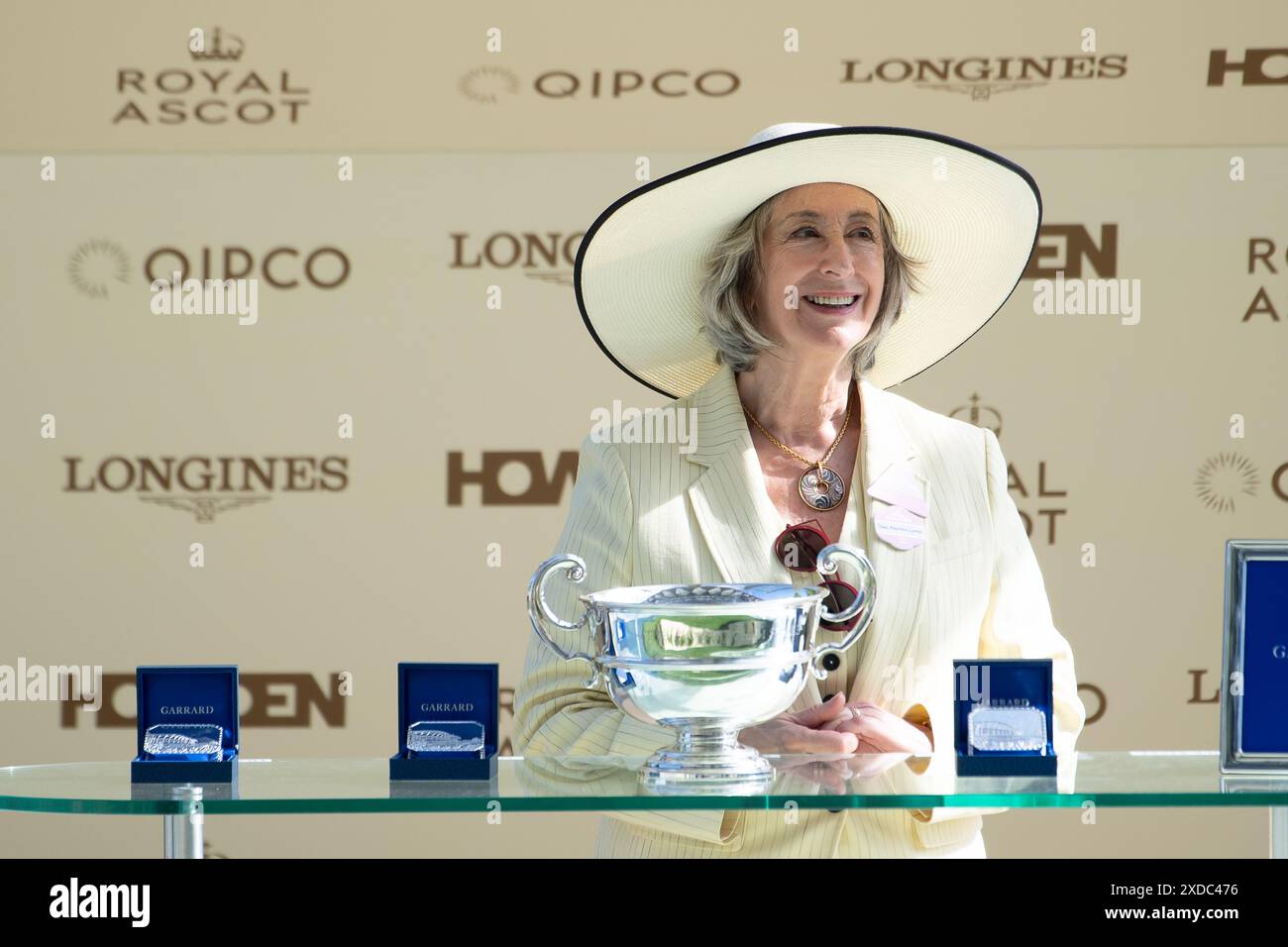 Ascot, Regno Unito. 21 giugno 2024. La presentazione dei vincitori di Sandringham Stakes è stata fatta dall'attrice e scrittrice Dame Maureen Lipman. Cavallo Soprano guidato dal fantino diciottenne Billy Loughnane ha vinto il Sandringham Stakes al Royal Ascot. Proprietari Highclere Thoroughbred Racing - da Vinci, allenatore George Boughey, Newmarket. Questa è la seconda vittoria del Royal Ascot questa settimana per il fantino Billy Loughnane, che è stato anche incoronato apprendista Jockey of the Year nel 2023. Crediti: Maureen McLean/Alamy Live News Foto Stock Ascot, Regno Unito. 21 giugno 2024. La presentazione dei vincitori di Sandringham Stakes è stata fatta dall'attrice e scrittrice Dame Maureen Lipman. Cavallo Soprano guidato dal fantino diciottenne Billy Loughnane ha vinto il Sandringham Stakes al Royal Ascot. Proprietari Highclere Thoroughbred Racing - da Vinci, allenatore George Boughey, Newmarket. Questa è la seconda vittoria del Royal Ascot questa settimana per il fantino Billy Loughnane, che è stato anche incoronato apprendista Jockey of the Year nel 2023. Crediti: Maureen McLean/Alamy Live News Foto Stock