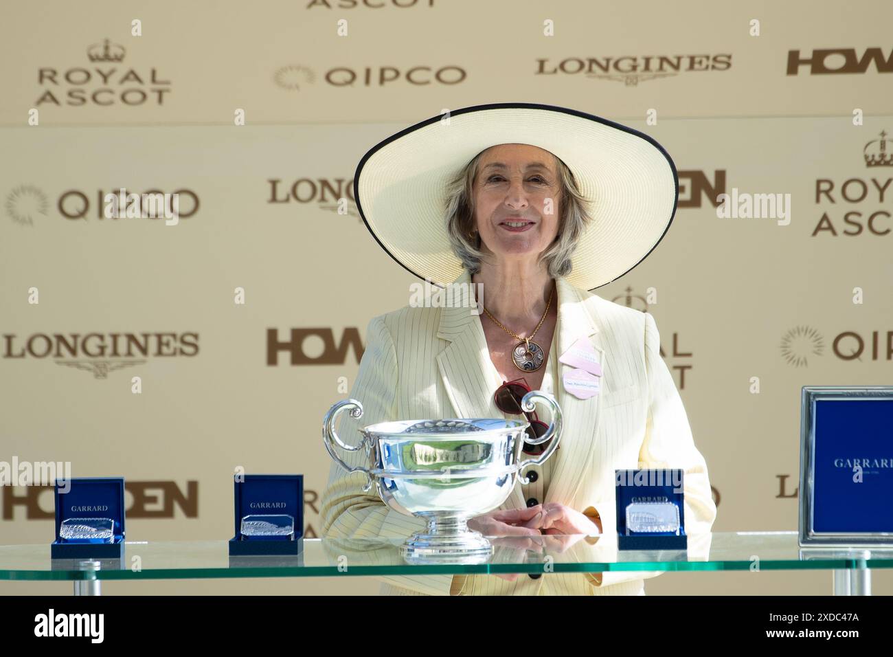 Ascot, Regno Unito. 21 giugno 2024. La presentazione dei vincitori di Sandringham Stakes è stata fatta dall'attrice e scrittrice Dame Maureen Lipman. Cavallo Soprano guidato dal fantino diciottenne Billy Loughnane ha vinto il Sandringham Stakes al Royal Ascot. Proprietari Highclere Thoroughbred Racing - da Vinci, allenatore George Boughey, Newmarket. Questa è la seconda vittoria del Royal Ascot questa settimana per il fantino Billy Loughnane, che è stato anche incoronato apprendista Jockey of the Year nel 2023. Crediti: Maureen McLean/Alamy Live News Foto Stock Ascot, Regno Unito. 21 giugno 2024. La presentazione dei vincitori di Sandringham Stakes è stata fatta dall'attrice e scrittrice Dame Maureen Lipman. Cavallo Soprano guidato dal fantino diciottenne Billy Loughnane ha vinto il Sandringham Stakes al Royal Ascot. Proprietari Highclere Thoroughbred Racing - da Vinci, allenatore George Boughey, Newmarket. Questa è la seconda vittoria del Royal Ascot questa settimana per il fantino Billy Loughnane, che è stato anche incoronato apprendista Jockey of the Year nel 2023. Crediti: Maureen McLean/Alamy Live News Foto Stock