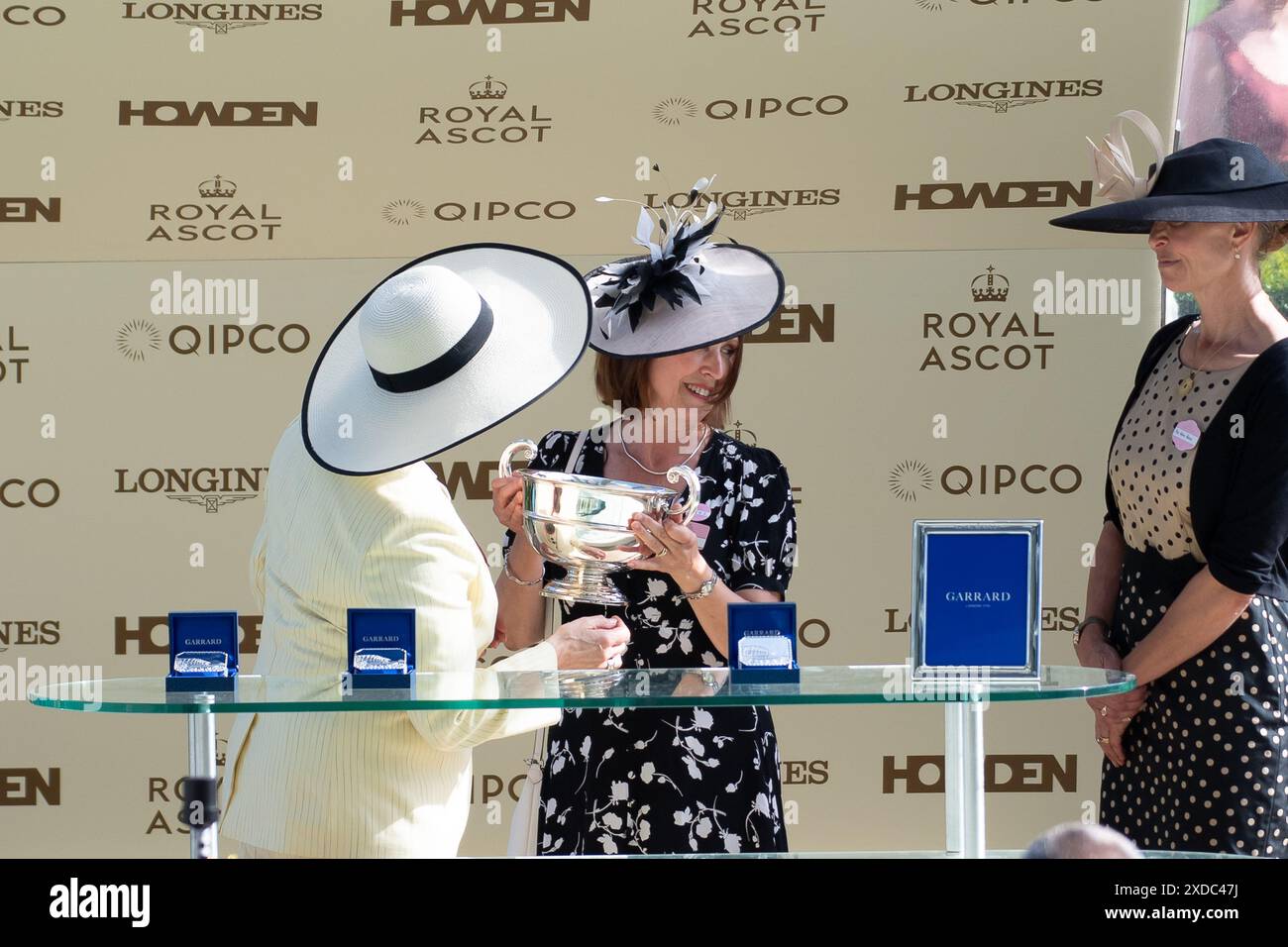 Ascot, Regno Unito. 21 giugno 2024. La presentazione dei vincitori di Sandringham Stakes è stata fatta dall'attrice e scrittrice Dame Maureen Lipman. Cavallo Soprano guidato dal fantino diciottenne Billy Loughnane ha vinto il Sandringham Stakes al Royal Ascot. Proprietari Highclere Thoroughbred Racing - da Vinci, allenatore George Boughey, Newmarket. Questa è la seconda vittoria del Royal Ascot questa settimana per il fantino Billy Loughnane, che è stato anche incoronato apprendista Jockey of the Year nel 2023. Crediti: Maureen McLean/Alamy Live News Foto Stock Ascot, Regno Unito. 21 giugno 2024. La presentazione dei vincitori di Sandringham Stakes è stata fatta dall'attrice e scrittrice Dame Maureen Lipman. Cavallo Soprano guidato dal fantino diciottenne Billy Loughnane ha vinto il Sandringham Stakes al Royal Ascot. Proprietari Highclere Thoroughbred Racing - da Vinci, allenatore George Boughey, Newmarket. Questa è la seconda vittoria del Royal Ascot questa settimana per il fantino Billy Loughnane, che è stato anche incoronato apprendista Jockey of the Year nel 2023. Crediti: Maureen McLean/Alamy Live News Foto Stock