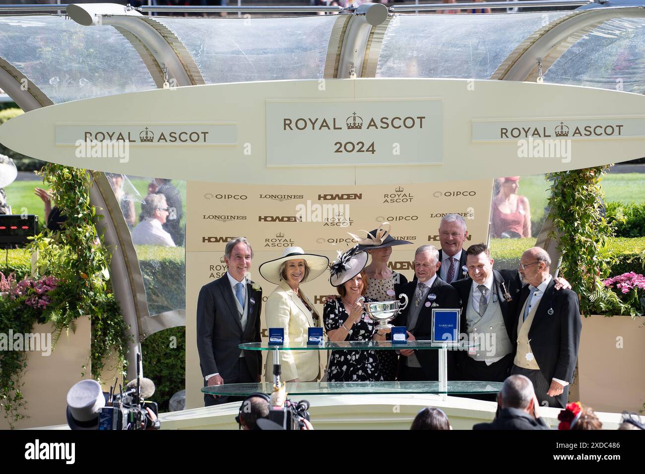Ascot, Regno Unito. 21 giugno 2024. La presentazione dei vincitori di Sandringham Stakes è stata fatta dall'attrice e scrittrice Dame Maureen Lipman. Cavallo Soprano guidato dal fantino diciottenne Billy Loughnane ha vinto il Sandringham Stakes al Royal Ascot. Proprietari Highclere Thoroughbred Racing - da Vinci, allenatore George Boughey, Newmarket. Questa è la seconda vittoria del Royal Ascot questa settimana per il fantino Billy Loughnane, che è stato anche incoronato apprendista Jockey of the Year nel 2023. Crediti: Maureen McLean/Alamy Live News Foto Stock Ascot, Regno Unito. 21 giugno 2024. La presentazione dei vincitori di Sandringham Stakes è stata fatta dall'attrice e scrittrice Dame Maureen Lipman. Cavallo Soprano guidato dal fantino diciottenne Billy Loughnane ha vinto il Sandringham Stakes al Royal Ascot. Proprietari Highclere Thoroughbred Racing - da Vinci, allenatore George Boughey, Newmarket. Questa è la seconda vittoria del Royal Ascot questa settimana per il fantino Billy Loughnane, che è stato anche incoronato apprendista Jockey of the Year nel 2023. Crediti: Maureen McLean/Alamy Live News Foto Stock