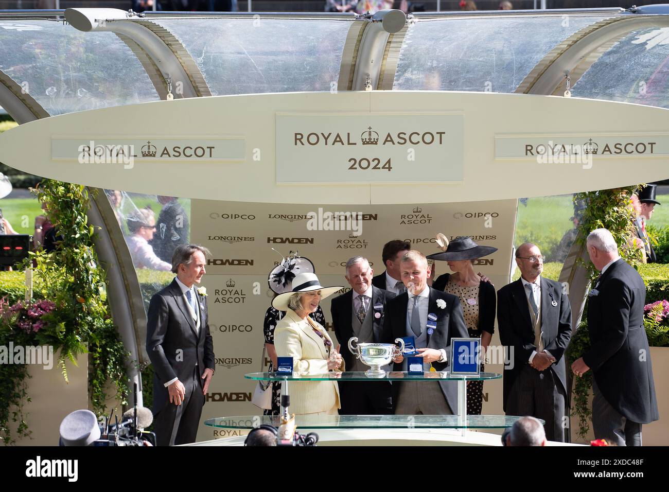Ascot, Regno Unito. 21 giugno 2024. La presentazione dei vincitori di Sandringham Stakes è stata fatta dall'attrice e scrittrice Dame Maureen Lipman. Cavallo Soprano guidato dal fantino diciottenne Billy Loughnane ha vinto il Sandringham Stakes al Royal Ascot. Proprietari Highclere Thoroughbred Racing - da Vinci, allenatore George Boughey, Newmarket. Questa è la seconda vittoria del Royal Ascot questa settimana per il fantino Billy Loughnane, che è stato anche incoronato apprendista Jockey of the Year nel 2023. Crediti: Maureen McLean/Alamy Live News Foto Stock Ascot, Regno Unito. 21 giugno 2024. La presentazione dei vincitori di Sandringham Stakes è stata fatta dall'attrice e scrittrice Dame Maureen Lipman. Cavallo Soprano guidato dal fantino diciottenne Billy Loughnane ha vinto il Sandringham Stakes al Royal Ascot. Proprietari Highclere Thoroughbred Racing - da Vinci, allenatore George Boughey, Newmarket. Questa è la seconda vittoria del Royal Ascot questa settimana per il fantino Billy Loughnane, che è stato anche incoronato apprendista Jockey of the Year nel 2023. Crediti: Maureen McLean/Alamy Live News Foto Stock