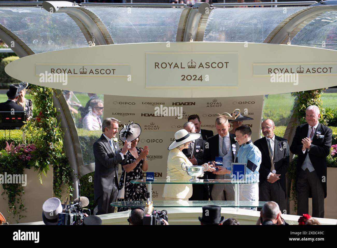 Ascot, Regno Unito. 21 giugno 2024. La presentazione dei vincitori di Sandringham Stakes è stata fatta dall'attrice e scrittrice Dame Maureen Lipman. Cavallo Soprano guidato dal fantino diciottenne Billy Loughnane ha vinto il Sandringham Stakes al Royal Ascot. Proprietari Highclere Thoroughbred Racing - da Vinci, allenatore George Boughey, Newmarket. Questa è la seconda vittoria del Royal Ascot questa settimana per il fantino Billy Loughnane, che è stato anche incoronato apprendista Jockey of the Year nel 2023. Crediti: Maureen McLean/Alamy Live News Foto Stock Ascot, Regno Unito. 21 giugno 2024. La presentazione dei vincitori di Sandringham Stakes è stata fatta dall'attrice e scrittrice Dame Maureen Lipman. Cavallo Soprano guidato dal fantino diciottenne Billy Loughnane ha vinto il Sandringham Stakes al Royal Ascot. Proprietari Highclere Thoroughbred Racing - da Vinci, allenatore George Boughey, Newmarket. Questa è la seconda vittoria del Royal Ascot questa settimana per il fantino Billy Loughnane, che è stato anche incoronato apprendista Jockey of the Year nel 2023. Crediti: Maureen McLean/Alamy Live News Foto Stock