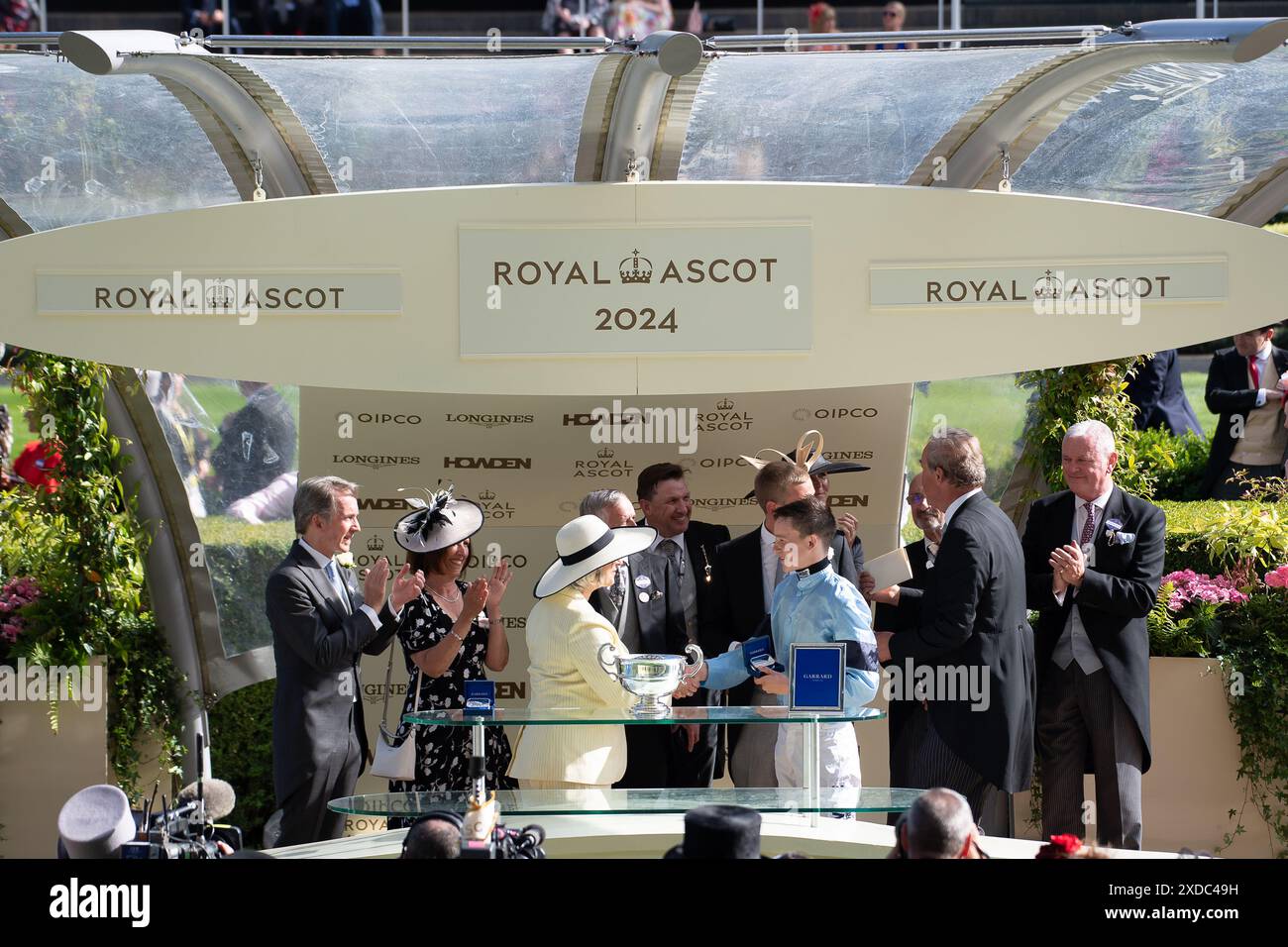 Ascot, Regno Unito. 21 giugno 2024. La presentazione dei vincitori di Sandringham Stakes è stata fatta dall'attrice e scrittrice Dame Maureen Lipman. Cavallo Soprano guidato dal fantino diciottenne Billy Loughnane ha vinto il Sandringham Stakes al Royal Ascot. Proprietari Highclere Thoroughbred Racing - da Vinci, allenatore George Boughey, Newmarket. Questa è la seconda vittoria del Royal Ascot questa settimana per il fantino Billy Loughnane, che è stato anche incoronato apprendista Jockey of the Year nel 2023. Crediti: Maureen McLean/Alamy Live News Foto Stock Ascot, Regno Unito. 21 giugno 2024. La presentazione dei vincitori di Sandringham Stakes è stata fatta dall'attrice e scrittrice Dame Maureen Lipman. Cavallo Soprano guidato dal fantino diciottenne Billy Loughnane ha vinto il Sandringham Stakes al Royal Ascot. Proprietari Highclere Thoroughbred Racing - da Vinci, allenatore George Boughey, Newmarket. Questa è la seconda vittoria del Royal Ascot questa settimana per il fantino Billy Loughnane, che è stato anche incoronato apprendista Jockey of the Year nel 2023. Crediti: Maureen McLean/Alamy Live News Foto Stock