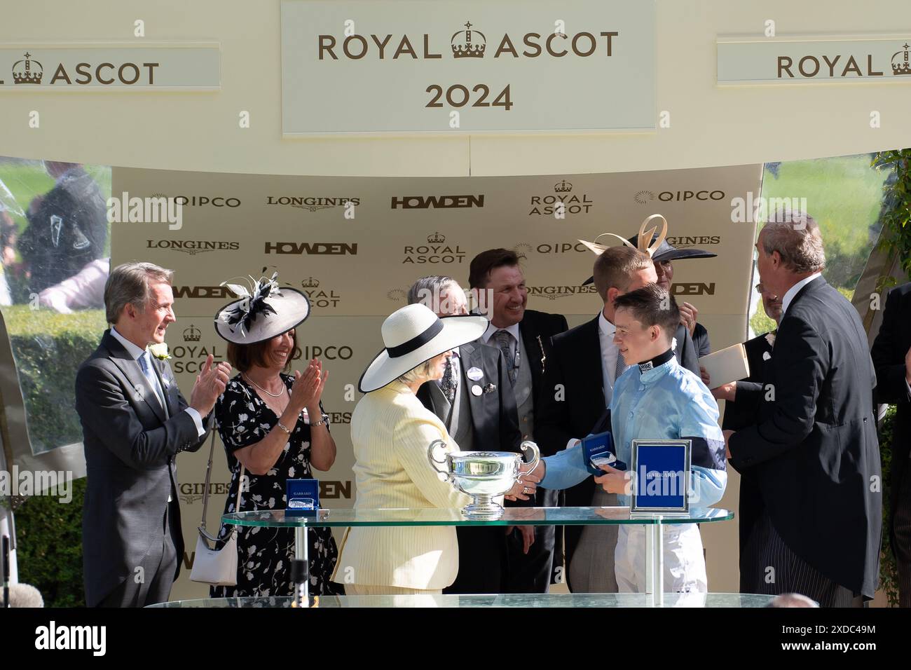 Ascot, Regno Unito. 21 giugno 2024. La presentazione dei vincitori di Sandringham Stakes è stata fatta dall'attrice e scrittrice Dame Maureen Lipman. Cavallo Soprano guidato dal fantino diciottenne Billy Loughnane ha vinto il Sandringham Stakes al Royal Ascot. Proprietari Highclere Thoroughbred Racing - da Vinci, allenatore George Boughey, Newmarket. Questa è la seconda vittoria del Royal Ascot questa settimana per il fantino Billy Loughnane, che è stato anche incoronato apprendista Jockey of the Year nel 2023. Crediti: Maureen McLean/Alamy Live News Foto Stock Ascot, Regno Unito. 21 giugno 2024. La presentazione dei vincitori di Sandringham Stakes è stata fatta dall'attrice e scrittrice Dame Maureen Lipman. Cavallo Soprano guidato dal fantino diciottenne Billy Loughnane ha vinto il Sandringham Stakes al Royal Ascot. Proprietari Highclere Thoroughbred Racing - da Vinci, allenatore George Boughey, Newmarket. Questa è la seconda vittoria del Royal Ascot questa settimana per il fantino Billy Loughnane, che è stato anche incoronato apprendista Jockey of the Year nel 2023. Crediti: Maureen McLean/Alamy Live News Foto Stock