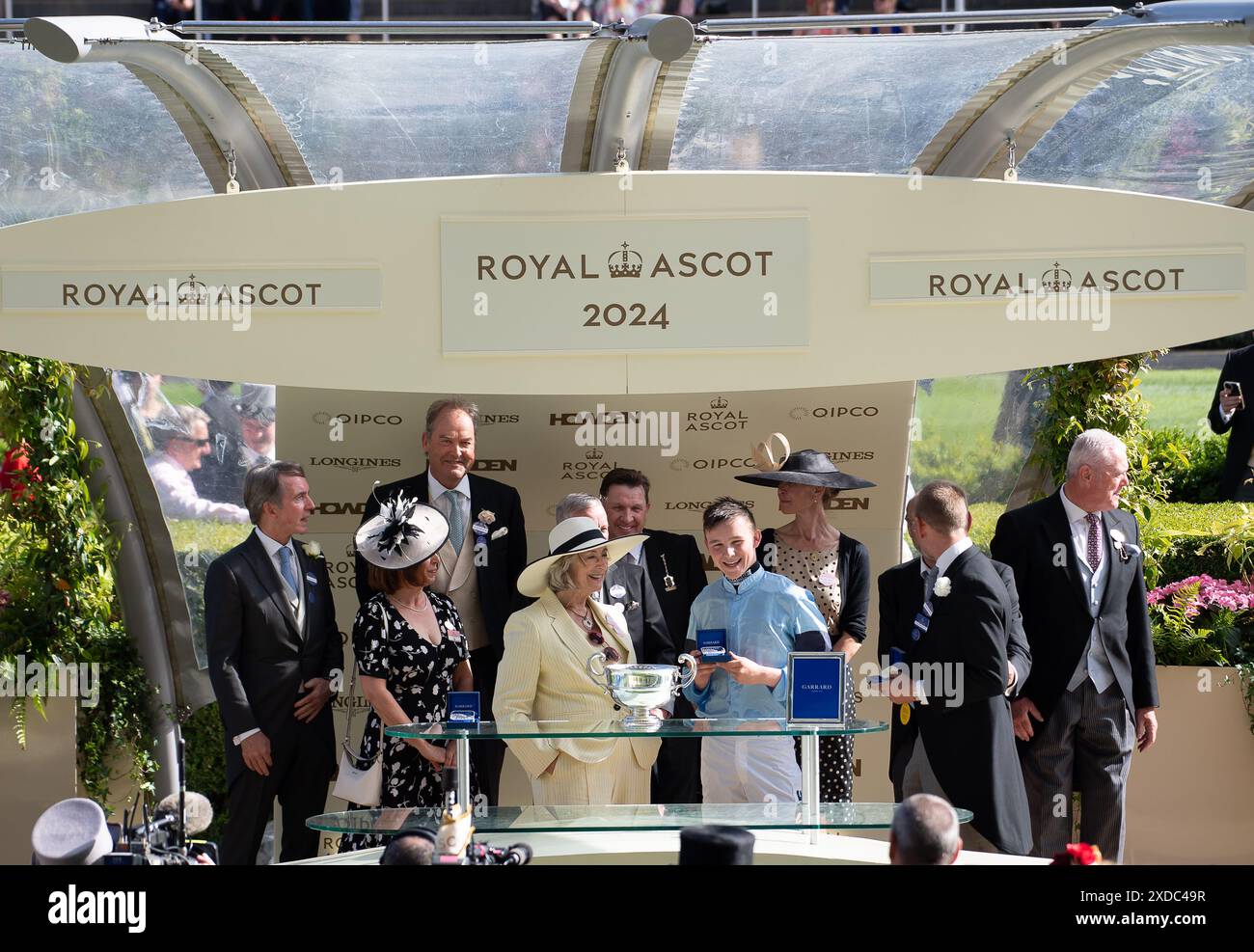 Ascot, Regno Unito. 21 giugno 2024. La presentazione dei vincitori di Sandringham Stakes è stata fatta dall'attrice e scrittrice Dame Maureen Lipman. Cavallo Soprano guidato dal fantino diciottenne Billy Loughnane ha vinto il Sandringham Stakes al Royal Ascot. Proprietari Highclere Thoroughbred Racing - da Vinci, allenatore George Boughey, Newmarket. Questa è la seconda vittoria del Royal Ascot questa settimana per il fantino Billy Loughnane, che è stato anche incoronato apprendista Jockey of the Year nel 2023. Crediti: Maureen McLean/Alamy Live News Foto Stock Ascot, Regno Unito. 21 giugno 2024. La presentazione dei vincitori di Sandringham Stakes è stata fatta dall'attrice e scrittrice Dame Maureen Lipman. Cavallo Soprano guidato dal fantino diciottenne Billy Loughnane ha vinto il Sandringham Stakes al Royal Ascot. Proprietari Highclere Thoroughbred Racing - da Vinci, allenatore George Boughey, Newmarket. Questa è la seconda vittoria del Royal Ascot questa settimana per il fantino Billy Loughnane, che è stato anche incoronato apprendista Jockey of the Year nel 2023. Crediti: Maureen McLean/Alamy Live News Foto Stock