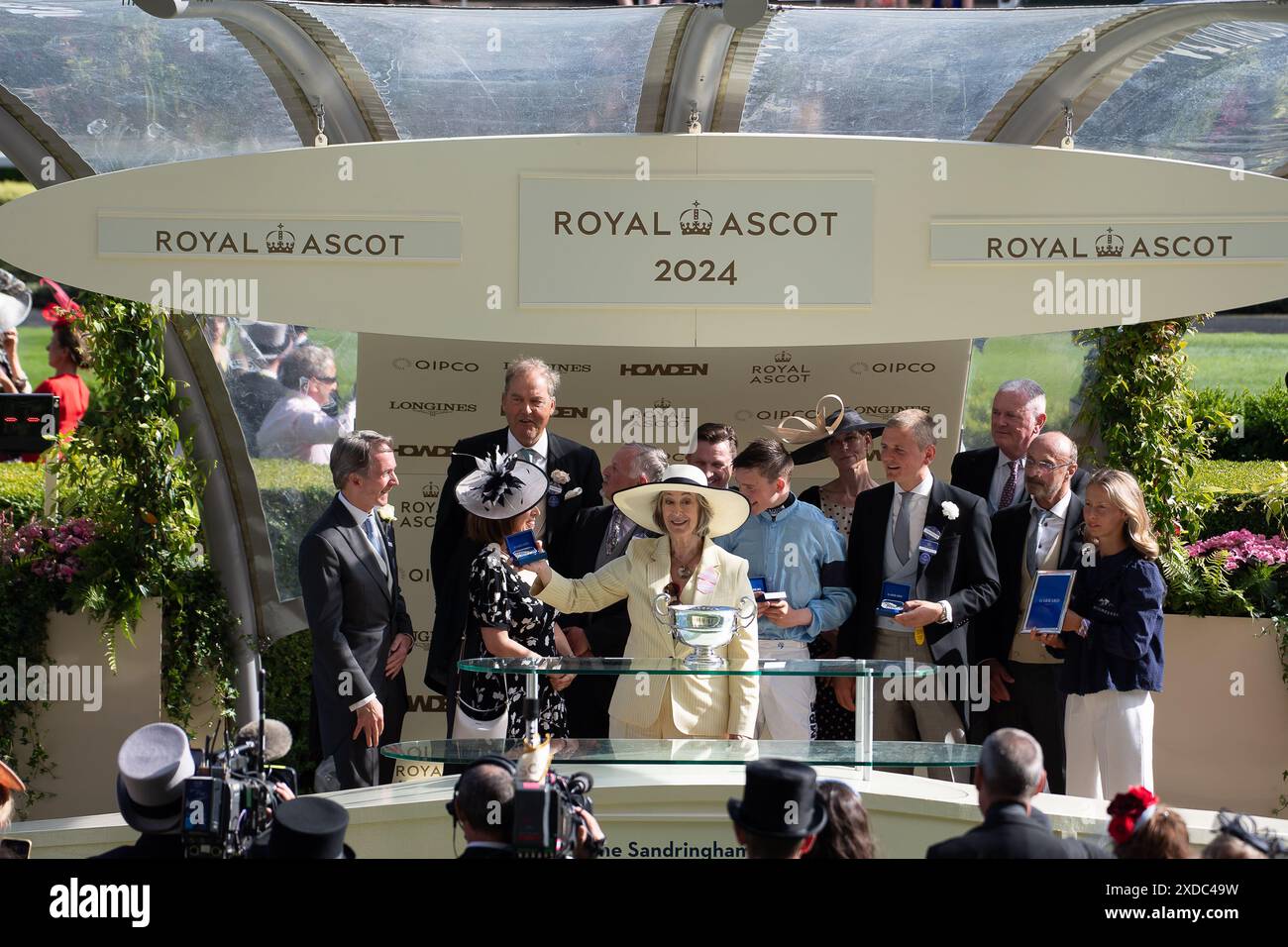 Ascot, Regno Unito. 21 giugno 2024. La presentazione dei vincitori di Sandringham Stakes è stata fatta dall'attrice e scrittrice Dame Maureen Lipman. Cavallo Soprano guidato dal fantino diciottenne Billy Loughnane ha vinto il Sandringham Stakes al Royal Ascot. Proprietari Highclere Thoroughbred Racing - da Vinci, allenatore George Boughey, Newmarket. Questa è la seconda vittoria del Royal Ascot questa settimana per il fantino Billy Loughnane, che è stato anche incoronato apprendista Jockey of the Year nel 2023. Crediti: Maureen McLean/Alamy Live News Foto Stock Ascot, Regno Unito. 21 giugno 2024. La presentazione dei vincitori di Sandringham Stakes è stata fatta dall'attrice e scrittrice Dame Maureen Lipman. Cavallo Soprano guidato dal fantino diciottenne Billy Loughnane ha vinto il Sandringham Stakes al Royal Ascot. Proprietari Highclere Thoroughbred Racing - da Vinci, allenatore George Boughey, Newmarket. Questa è la seconda vittoria del Royal Ascot questa settimana per il fantino Billy Loughnane, che è stato anche incoronato apprendista Jockey of the Year nel 2023. Crediti: Maureen McLean/Alamy Live News Foto Stock