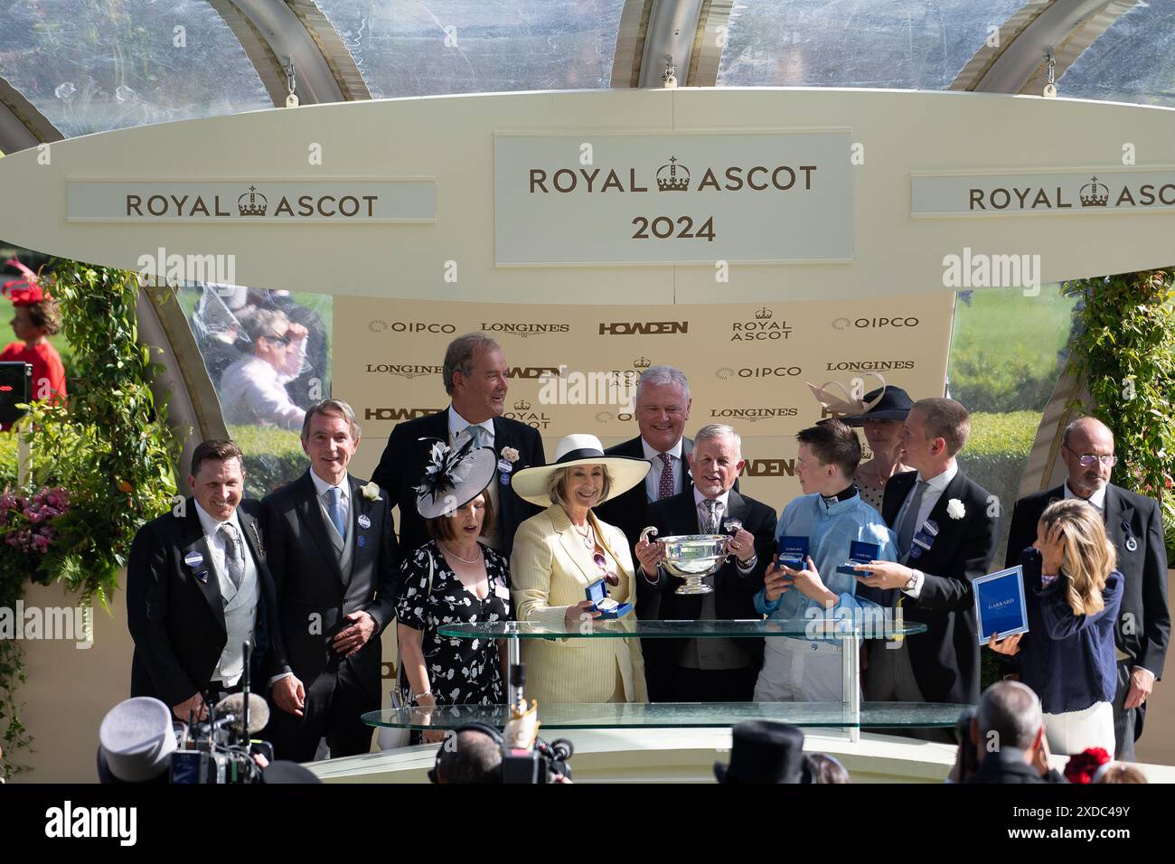 Ascot, Regno Unito. 21 giugno 2024. La presentazione dei vincitori di Sandringham Stakes è stata fatta dall'attrice e scrittrice Dame Maureen Lipman. Cavallo Soprano guidato dal fantino diciottenne Billy Loughnane ha vinto il Sandringham Stakes al Royal Ascot. Proprietari Highclere Thoroughbred Racing - da Vinci, allenatore George Boughey, Newmarket. Questa è la seconda vittoria del Royal Ascot questa settimana per il fantino Billy Loughnane, che è stato anche incoronato apprendista Jockey of the Year nel 2023. Crediti: Maureen McLean/Alamy Live News Foto Stock Ascot, Regno Unito. 21 giugno 2024. La presentazione dei vincitori di Sandringham Stakes è stata fatta dall'attrice e scrittrice Dame Maureen Lipman. Cavallo Soprano guidato dal fantino diciottenne Billy Loughnane ha vinto il Sandringham Stakes al Royal Ascot. Proprietari Highclere Thoroughbred Racing - da Vinci, allenatore George Boughey, Newmarket. Questa è la seconda vittoria del Royal Ascot questa settimana per il fantino Billy Loughnane, che è stato anche incoronato apprendista Jockey of the Year nel 2023. Crediti: Maureen McLean/Alamy Live News Foto Stock