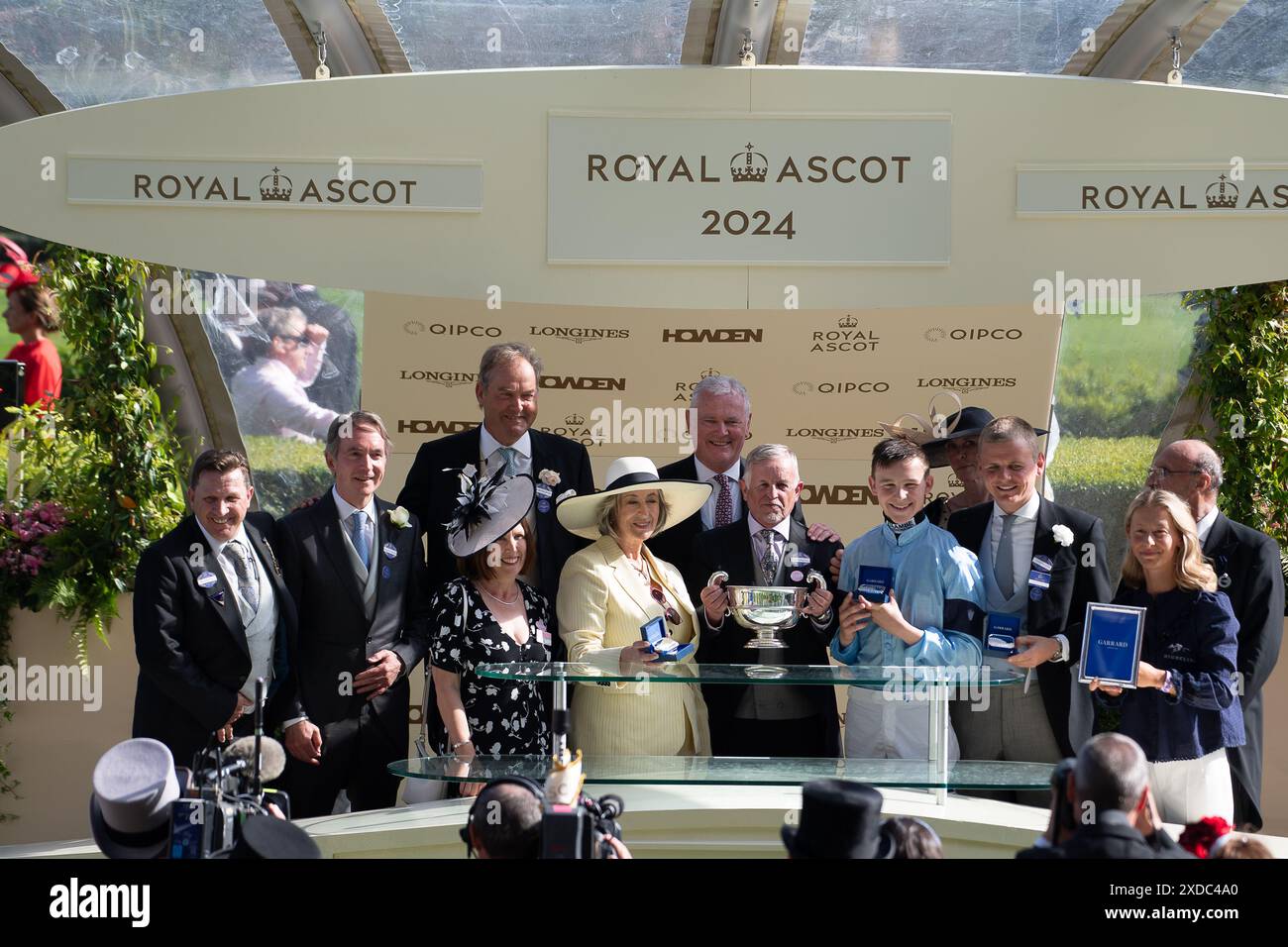 Ascot, Regno Unito. 21 giugno 2024. La presentazione dei vincitori di Sandringham Stakes è stata fatta dall'attrice e scrittrice Dame Maureen Lipman. Cavallo Soprano guidato dal fantino diciottenne Billy Loughnane ha vinto il Sandringham Stakes al Royal Ascot. Proprietari Highclere Thoroughbred Racing - da Vinci, allenatore George Boughey, Newmarket. Questa è la seconda vittoria del Royal Ascot questa settimana per il fantino Billy Loughnane, che è stato anche incoronato apprendista Jockey of the Year nel 2023. Crediti: Maureen McLean/Alamy Live News Foto Stock Ascot, Regno Unito. 21 giugno 2024. La presentazione dei vincitori di Sandringham Stakes è stata fatta dall'attrice e scrittrice Dame Maureen Lipman. Cavallo Soprano guidato dal fantino diciottenne Billy Loughnane ha vinto il Sandringham Stakes al Royal Ascot. Proprietari Highclere Thoroughbred Racing - da Vinci, allenatore George Boughey, Newmarket. Questa è la seconda vittoria del Royal Ascot questa settimana per il fantino Billy Loughnane, che è stato anche incoronato apprendista Jockey of the Year nel 2023. Crediti: Maureen McLean/Alamy Live News Foto Stock