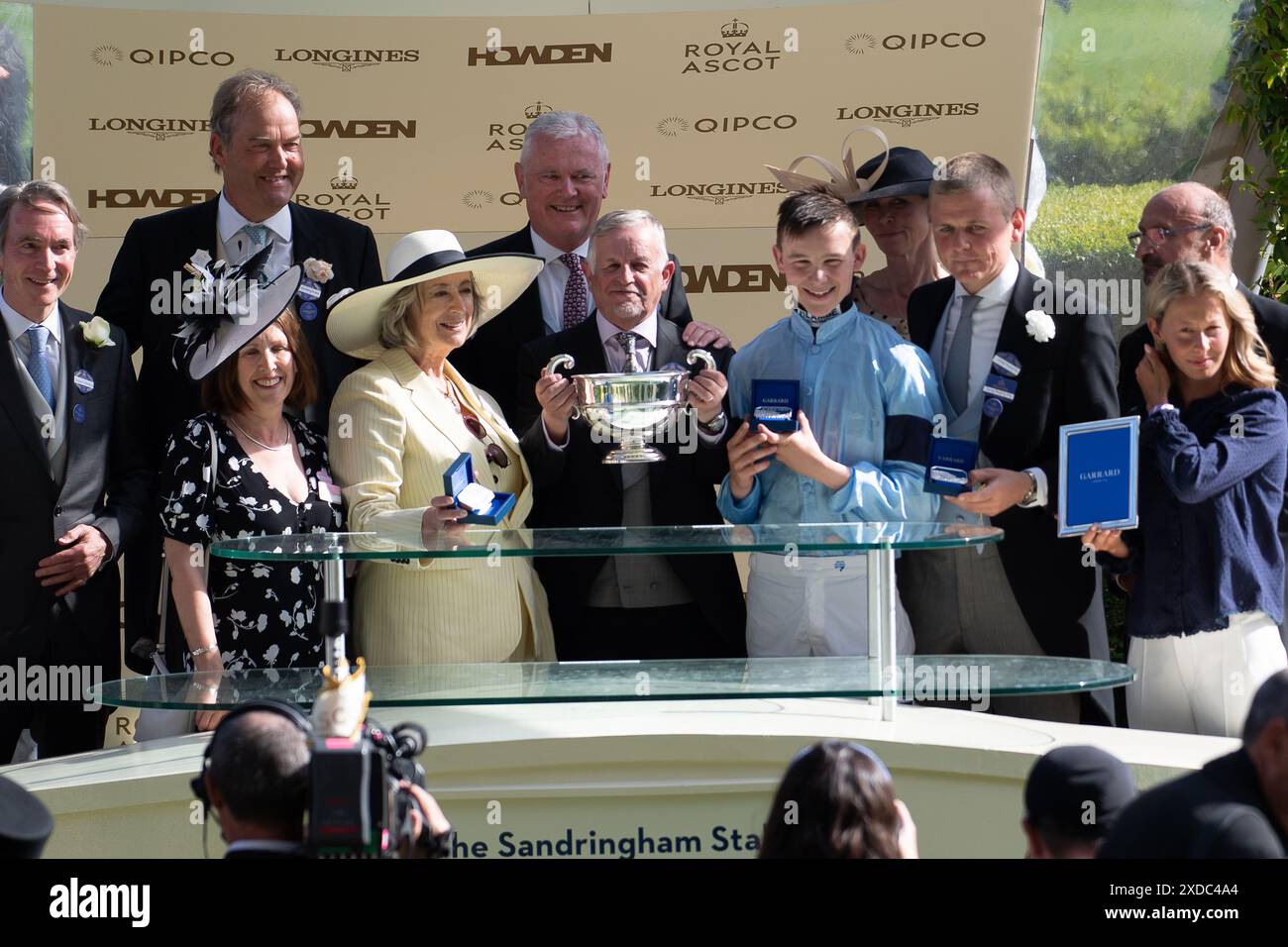 Ascot, Regno Unito. 21 giugno 2024. La presentazione dei vincitori di Sandringham Stakes è stata fatta dall'attrice e scrittrice Dame Maureen Lipman. Cavallo Soprano guidato dal fantino diciottenne Billy Loughnane ha vinto il Sandringham Stakes al Royal Ascot. Proprietari Highclere Thoroughbred Racing - da Vinci, allenatore George Boughey, Newmarket. Questa è la seconda vittoria del Royal Ascot questa settimana per il fantino Billy Loughnane, che è stato anche incoronato apprendista Jockey of the Year nel 2023. Crediti: Maureen McLean/Alamy Live News Foto Stock Ascot, Regno Unito. 21 giugno 2024. La presentazione dei vincitori di Sandringham Stakes è stata fatta dall'attrice e scrittrice Dame Maureen Lipman. Cavallo Soprano guidato dal fantino diciottenne Billy Loughnane ha vinto il Sandringham Stakes al Royal Ascot. Proprietari Highclere Thoroughbred Racing - da Vinci, allenatore George Boughey, Newmarket. Questa è la seconda vittoria del Royal Ascot questa settimana per il fantino Billy Loughnane, che è stato anche incoronato apprendista Jockey of the Year nel 2023. Crediti: Maureen McLean/Alamy Live News Foto Stock