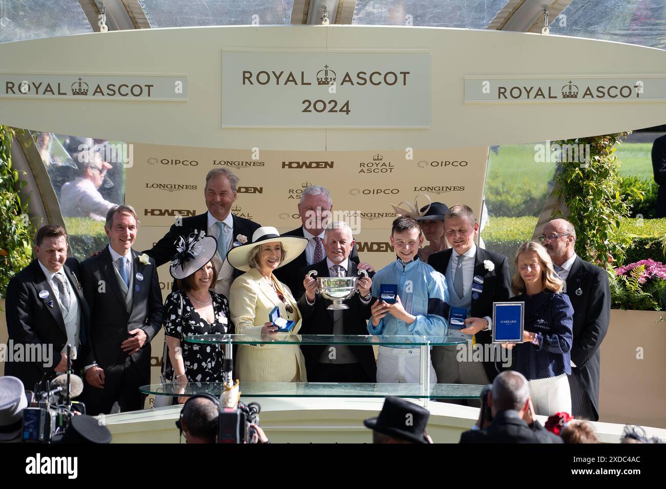 Ascot, Regno Unito. 21 giugno 2024. La presentazione dei vincitori di Sandringham Stakes è stata fatta dall'attrice e scrittrice Dame Maureen Lipman. Cavallo Soprano guidato dal fantino diciottenne Billy Loughnane ha vinto il Sandringham Stakes al Royal Ascot. Proprietari Highclere Thoroughbred Racing - da Vinci, allenatore George Boughey, Newmarket. Questa è la seconda vittoria del Royal Ascot questa settimana per il fantino Billy Loughnane, che è stato anche incoronato apprendista Jockey of the Year nel 2023. Crediti: Maureen McLean/Alamy Live News Foto Stock Ascot, Regno Unito. 21 giugno 2024. La presentazione dei vincitori di Sandringham Stakes è stata fatta dall'attrice e scrittrice Dame Maureen Lipman. Cavallo Soprano guidato dal fantino diciottenne Billy Loughnane ha vinto il Sandringham Stakes al Royal Ascot. Proprietari Highclere Thoroughbred Racing - da Vinci, allenatore George Boughey, Newmarket. Questa è la seconda vittoria del Royal Ascot questa settimana per il fantino Billy Loughnane, che è stato anche incoronato apprendista Jockey of the Year nel 2023. Crediti: Maureen McLean/Alamy Live News Foto Stock