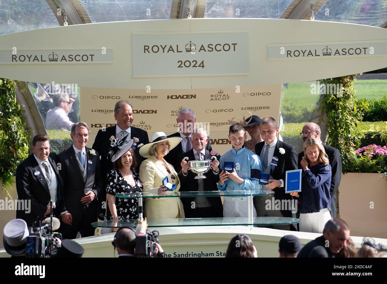 Ascot, Regno Unito. 21 giugno 2024. La presentazione dei vincitori di Sandringham Stakes è stata fatta dall'attrice e scrittrice Dame Maureen Lipman. Cavallo Soprano guidato dal fantino diciottenne Billy Loughnane ha vinto il Sandringham Stakes al Royal Ascot. Proprietari Highclere Thoroughbred Racing - da Vinci, allenatore George Boughey, Newmarket. Questa è la seconda vittoria del Royal Ascot questa settimana per il fantino Billy Loughnane, che è stato anche incoronato apprendista Jockey of the Year nel 2023. Crediti: Maureen McLean/Alamy Live News Foto Stock Ascot, Regno Unito. 21 giugno 2024. La presentazione dei vincitori di Sandringham Stakes è stata fatta dall'attrice e scrittrice Dame Maureen Lipman. Cavallo Soprano guidato dal fantino diciottenne Billy Loughnane ha vinto il Sandringham Stakes al Royal Ascot. Proprietari Highclere Thoroughbred Racing - da Vinci, allenatore George Boughey, Newmarket. Questa è la seconda vittoria del Royal Ascot questa settimana per il fantino Billy Loughnane, che è stato anche incoronato apprendista Jockey of the Year nel 2023. Crediti: Maureen McLean/Alamy Live News Foto Stock