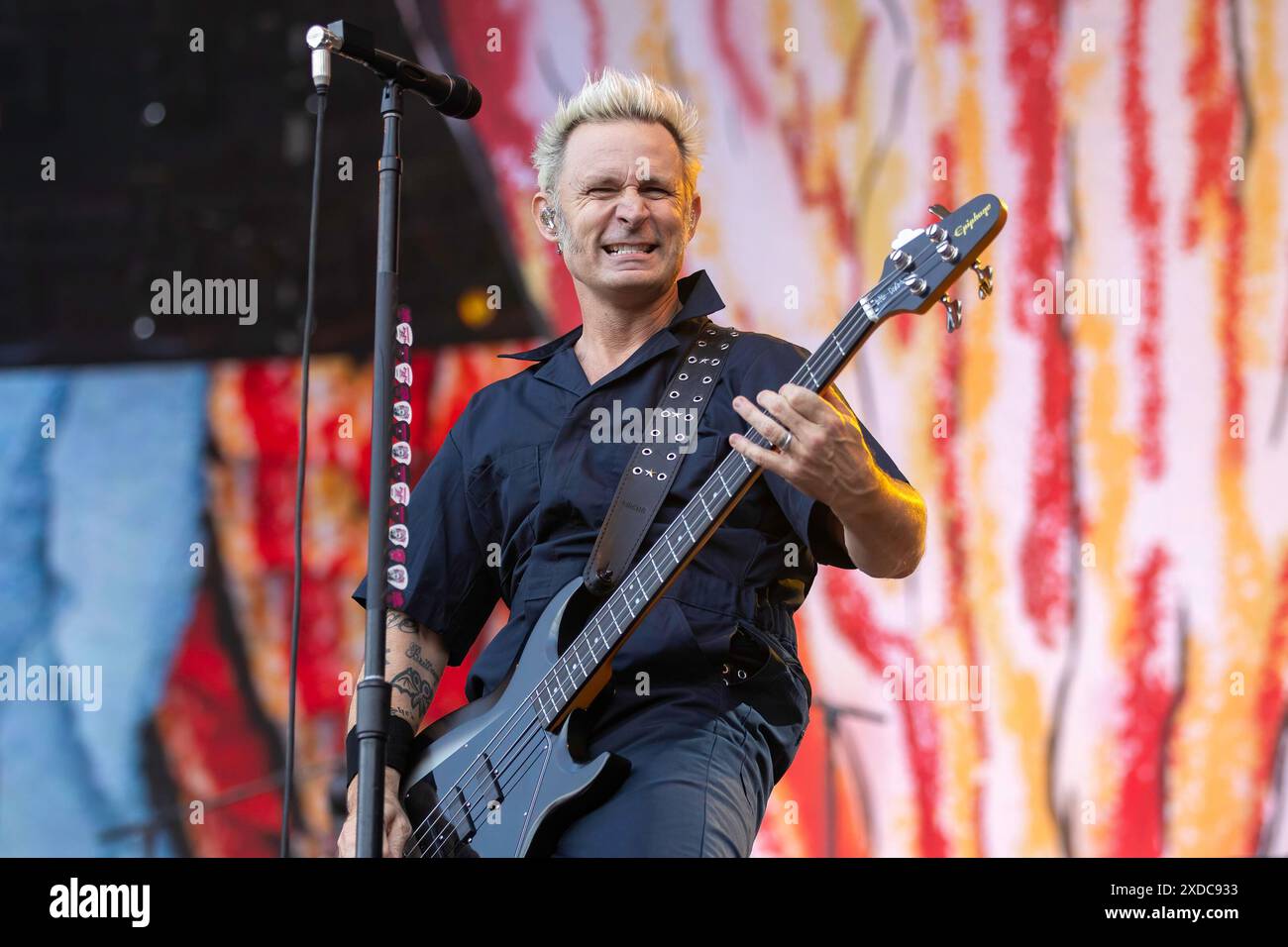 Manchester, Inghilterra, 21 giugno 2024. Mike Dirnt dei Green Day ha fatto da headliner agli Emirates Old Trafford nel loro The Saviors Tour. Crediti: Izzy Clayton/Alamy Live News Foto Stock