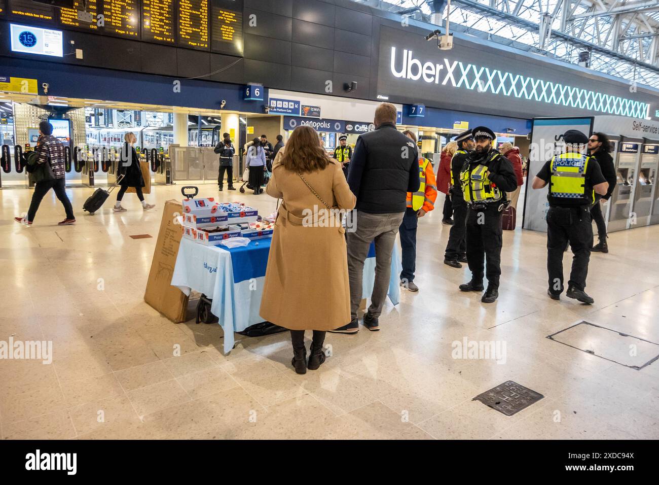 LONDRA, INGHILTERRA - 11 novembre 2023: Poppy stall alla stazione ferroviaria di Waterloo a Londra Foto Stock