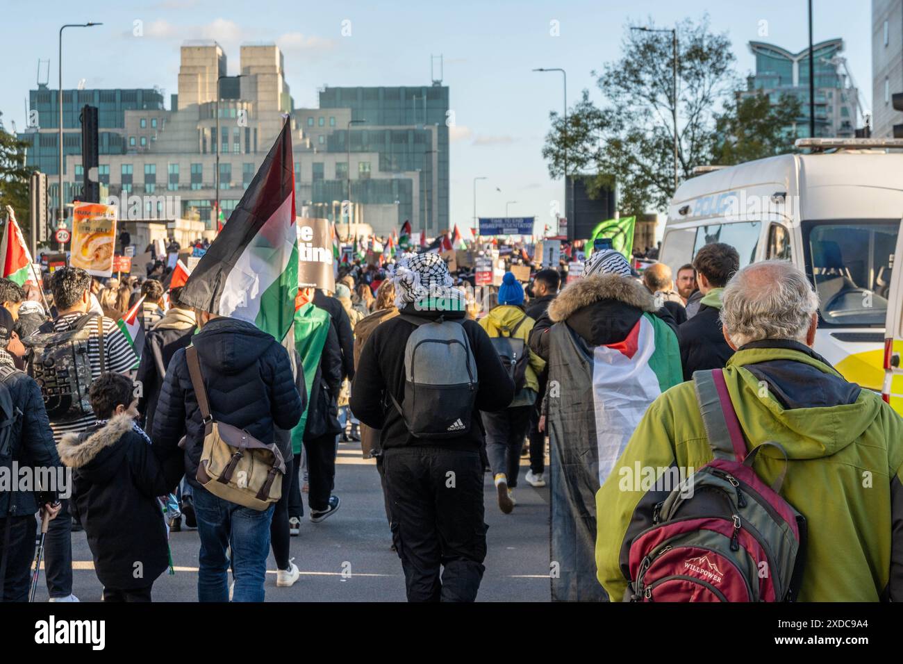 LONDRA, INGHILTERRA - 11 novembre 2023: Persone che partecipano a una marcia libera della Palestina durante il giorno dell'armistizio 2023 Foto Stock