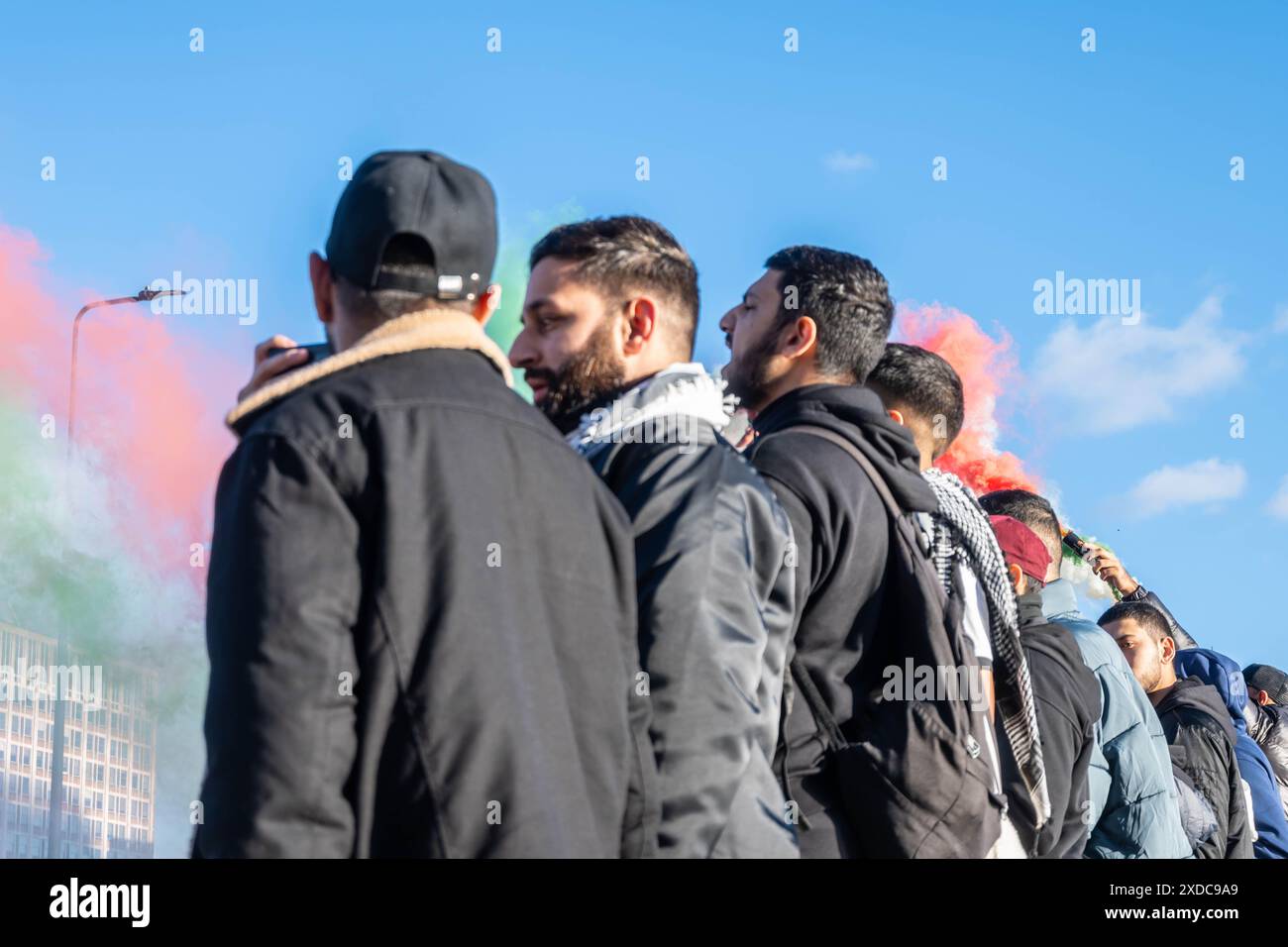 LONDRA, INGHILTERRA - 11 novembre 2023: Persone che partecipano a una marcia libera della Palestina durante il giorno dell'armistizio 2023 Foto Stock