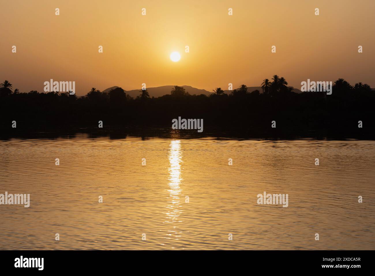 Alba sul fiume Nilo ad Dabiyyah (alias ad Dabaeyah), vicino a Luxor, Egitto. Foto Stock